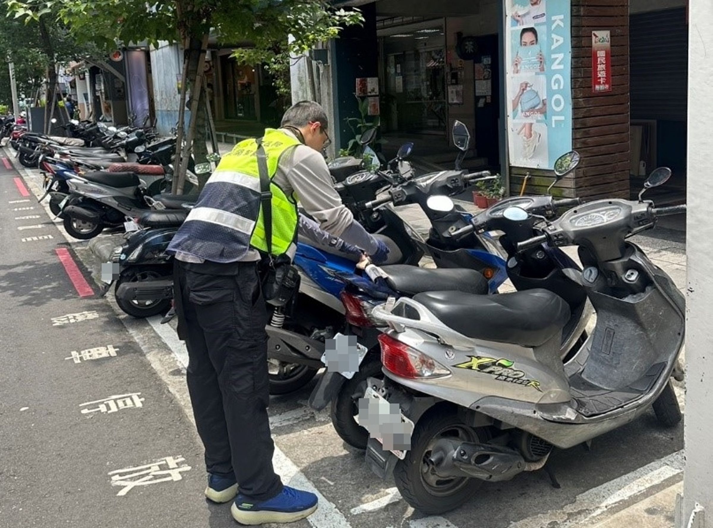 新北機車路邊停車推定期票，30日內不限次數只要399元。（新北市交通局提供）