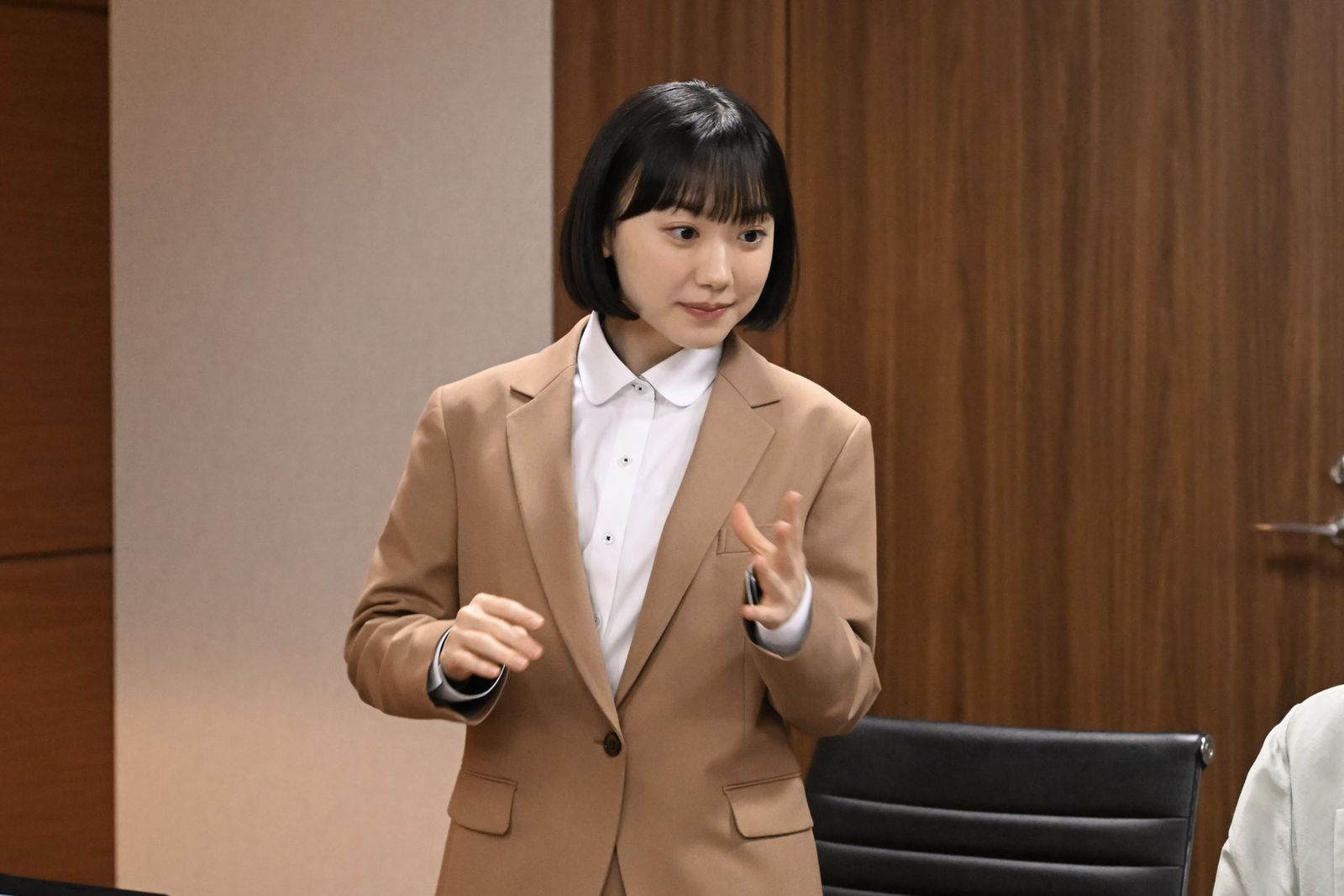 蘆田愛菜在《非常律師南田南》中飾演患有自閉症類群障礙的新手律師,透過眼神與肢體動作詮釋角色。(翻攝《非常律師南田南》X)