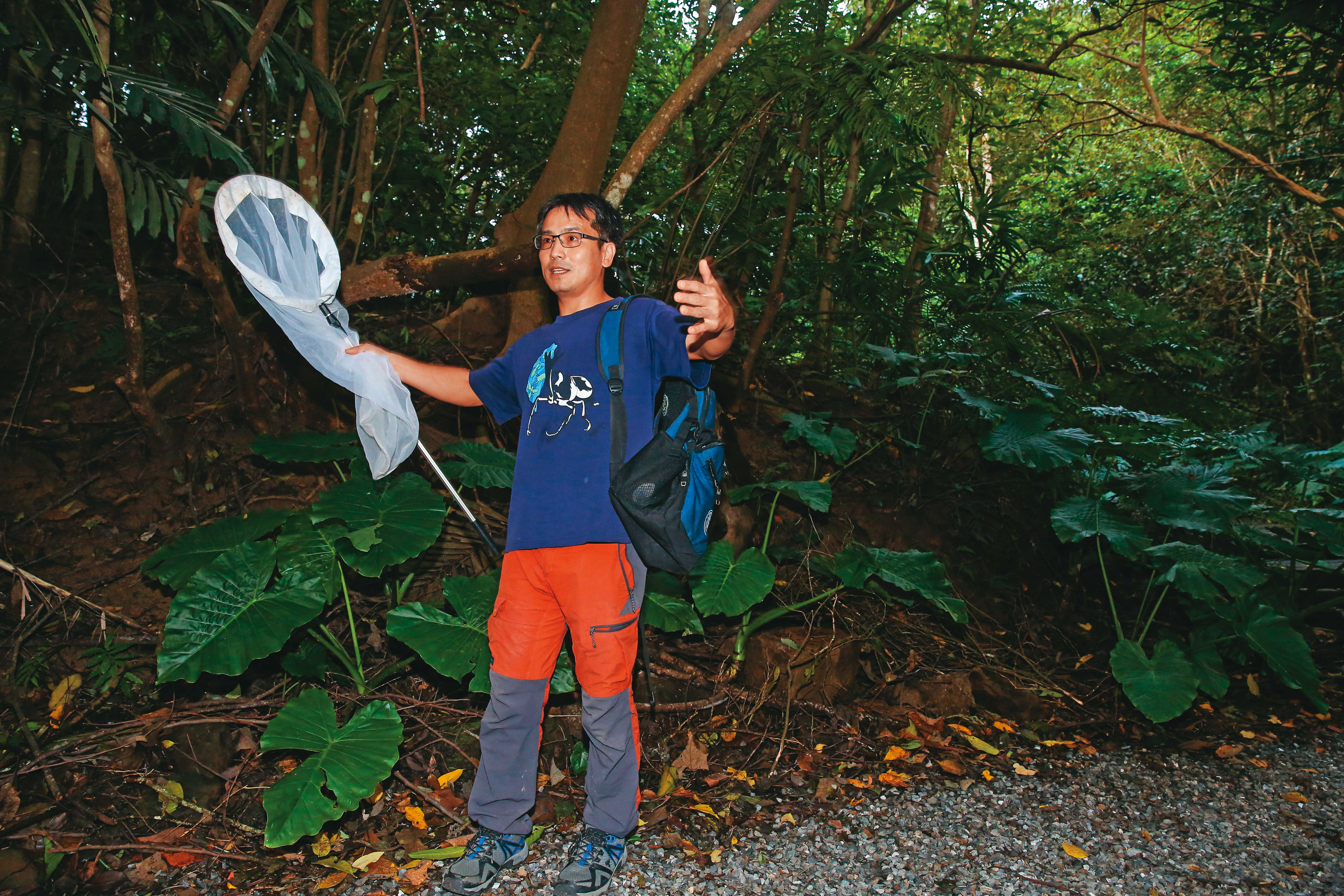 昆蟲館也舉辦野外導覽課程，柯心平手拿捕蟲網，帶著民眾到野外進行導覽解說。