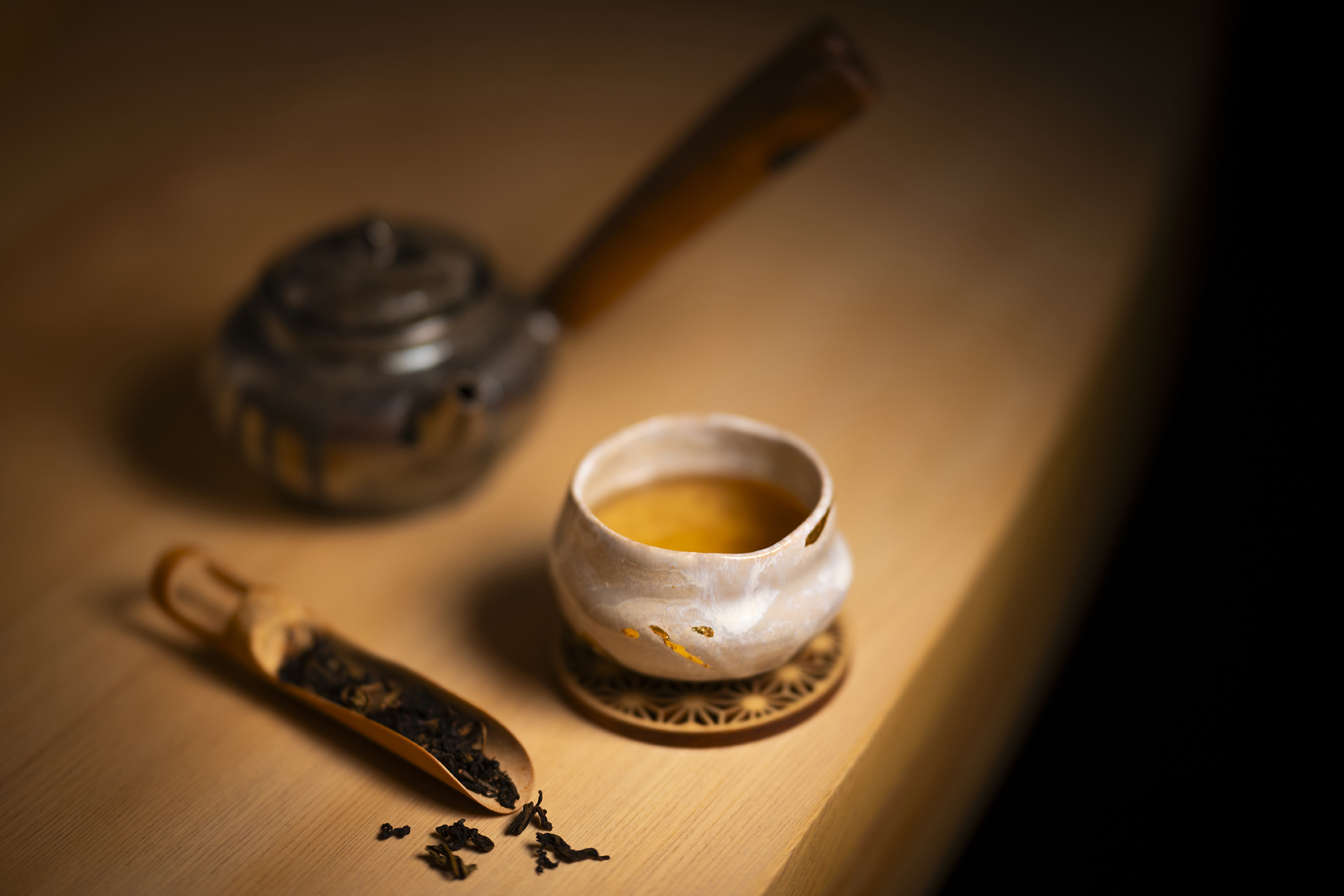 搭配熱食的是產自主廚故鄉高雄美濃附近的六龜野放山茶,滋味醇厚。(すし謙提供)