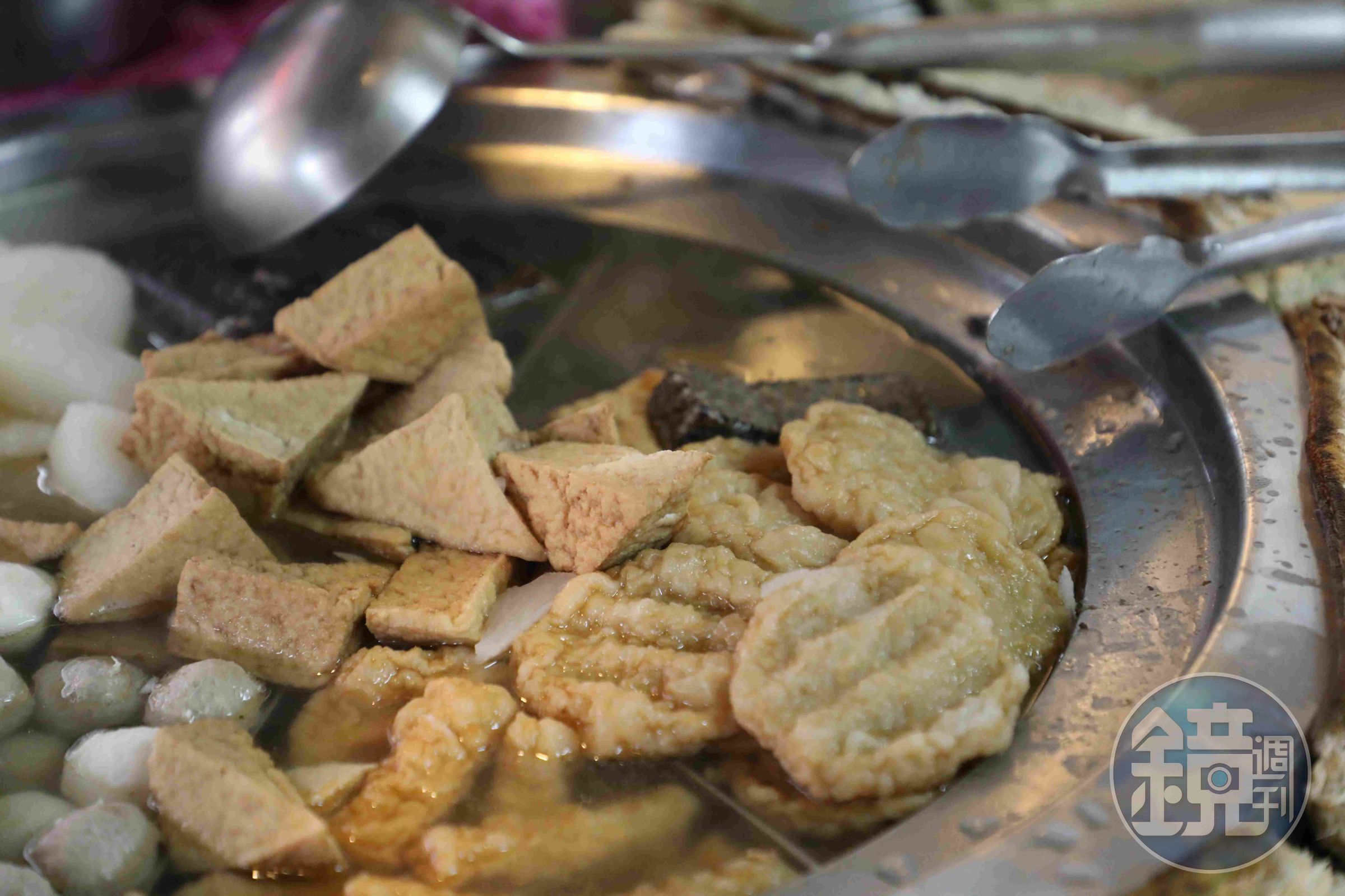 米血糕、蘿蔔、甜不辣條、甜不辣片、小貢丸、小魚丸、三角油豆腐都在湯鍋裡翻滾。