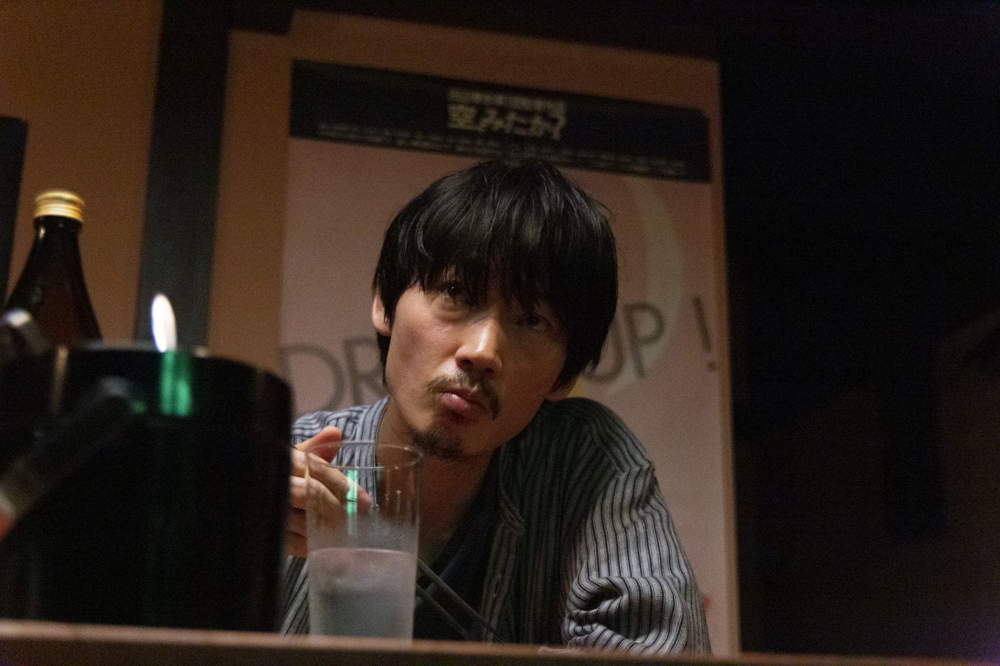 綾野剛《花腐》中詮釋少話的粉紅電影導演,但現實生活中的他十分愛說話。(中影國際提供)