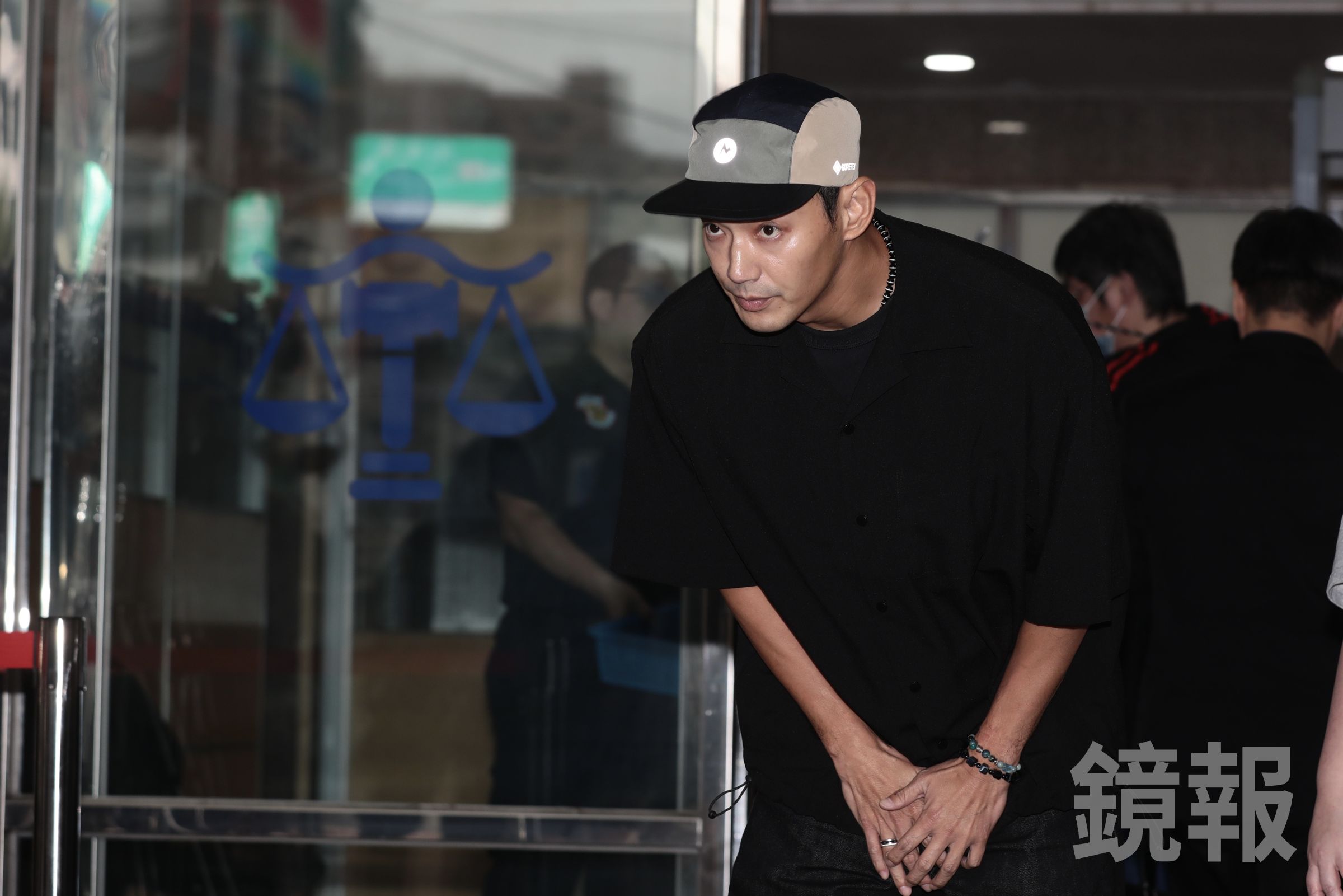 檢調擴大偵辦演藝圈閃兵藝人，在5月發動2波搜索行動，威廉等人也被拘提到案。（鏡報林煒凱）