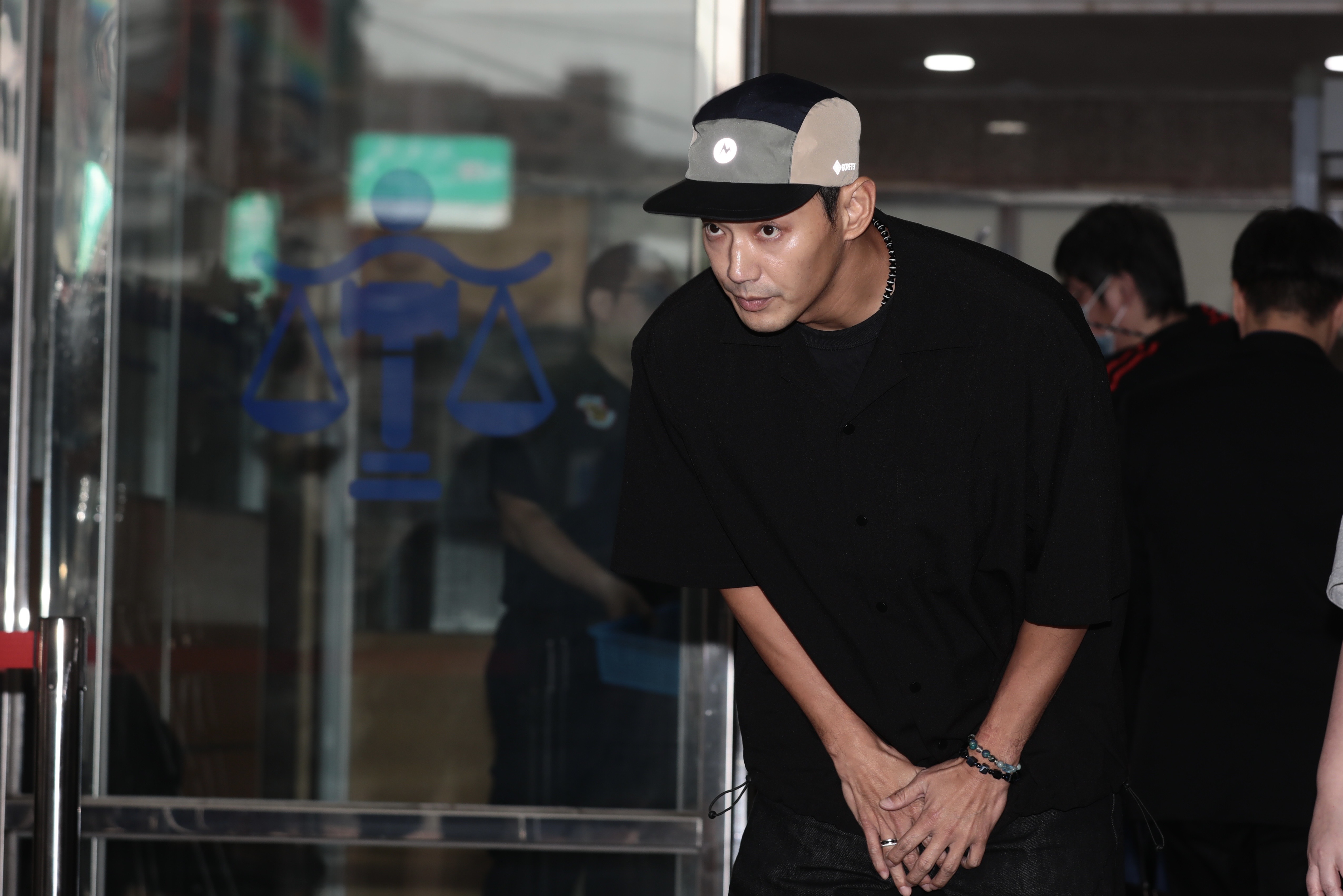 檢調擴大偵辦演藝圈閃兵藝人，在5月發動2波搜索行動，威廉等人也被拘提到案。（鏡報林煒凱）