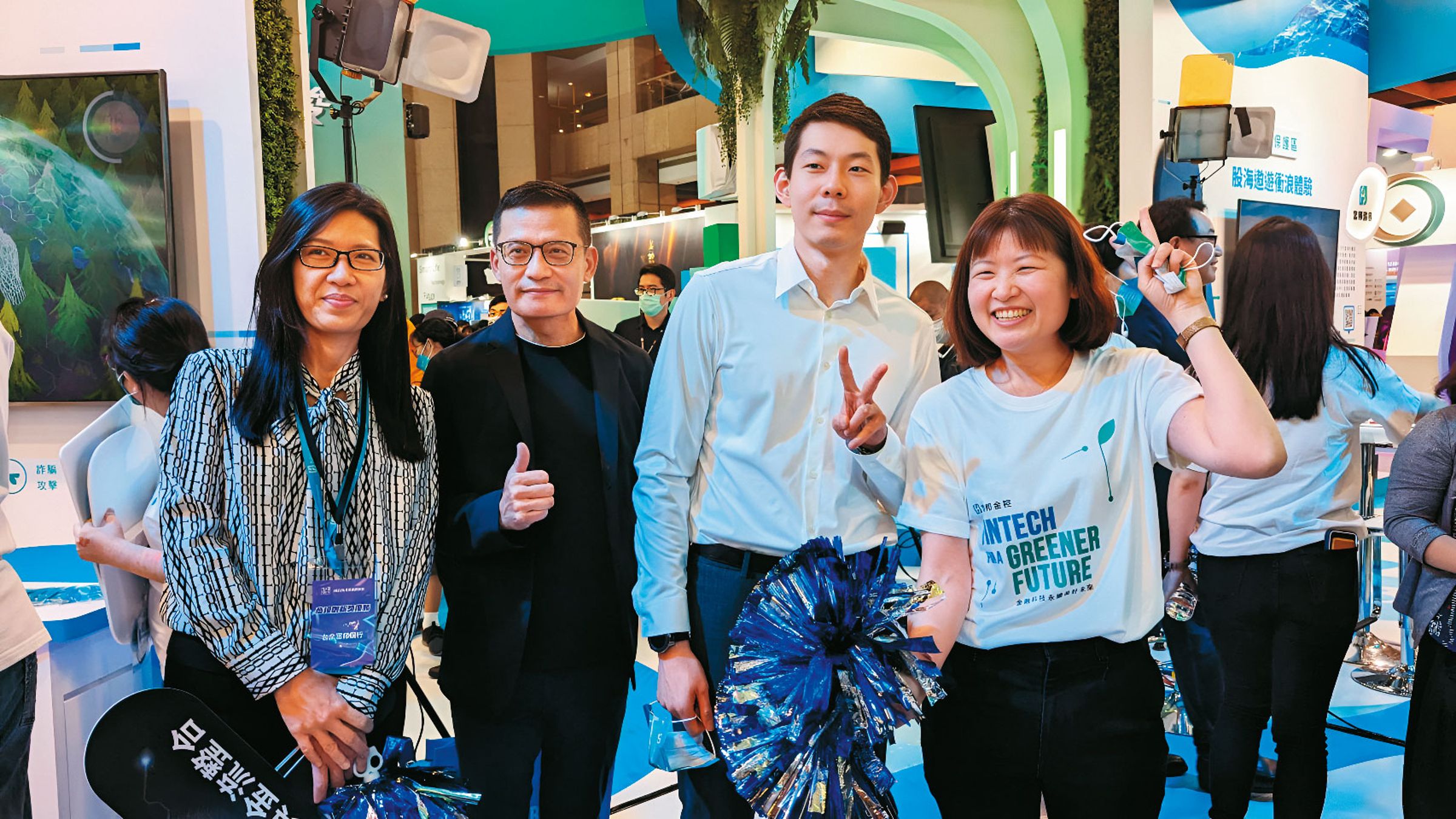 蔡承道（右2）前年底正式進入富邦金歷練，目前任職創新處處長。（聯合知識庫）