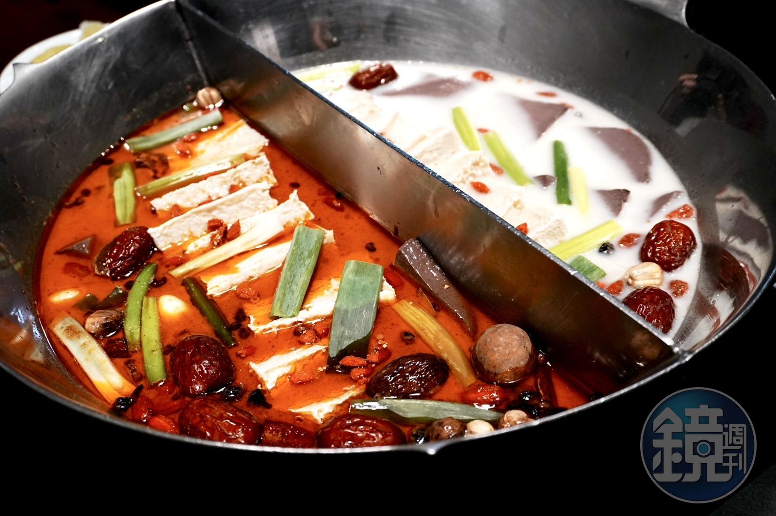 無老鍋的「麵包豆腐白湯鍋」以雞、豬骨，以及各種蔬菜香料熬煮，溫潤濃郁；「無老辣香鍋」則將辛、香、辣的層次堆疊出更豐富的美味。（湯底皆159元／人）