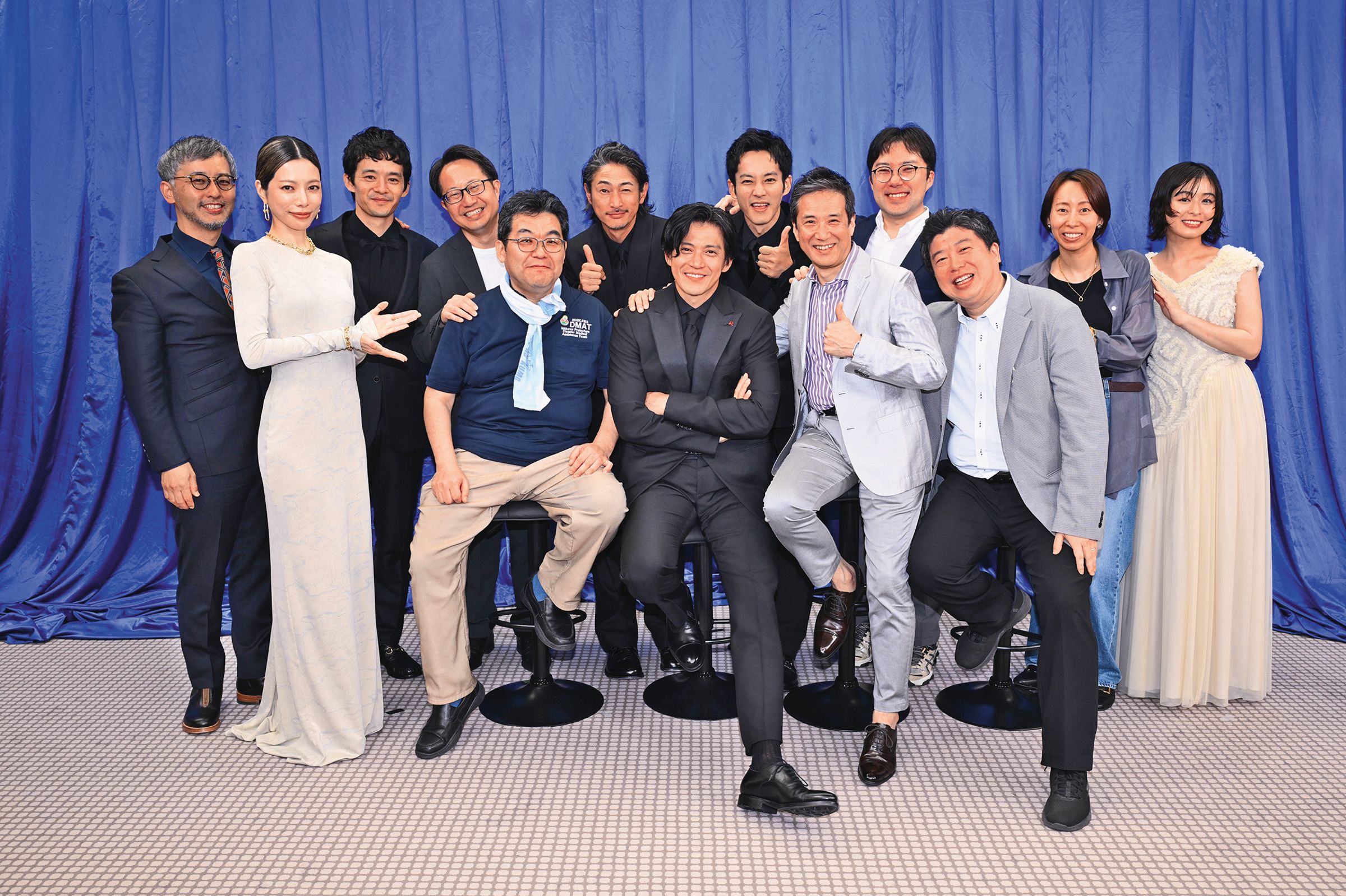 導演關根光才（左一）率領《戰疫前線》主要演員與劇中角色原型人物相見歡。（天馬行空提供）