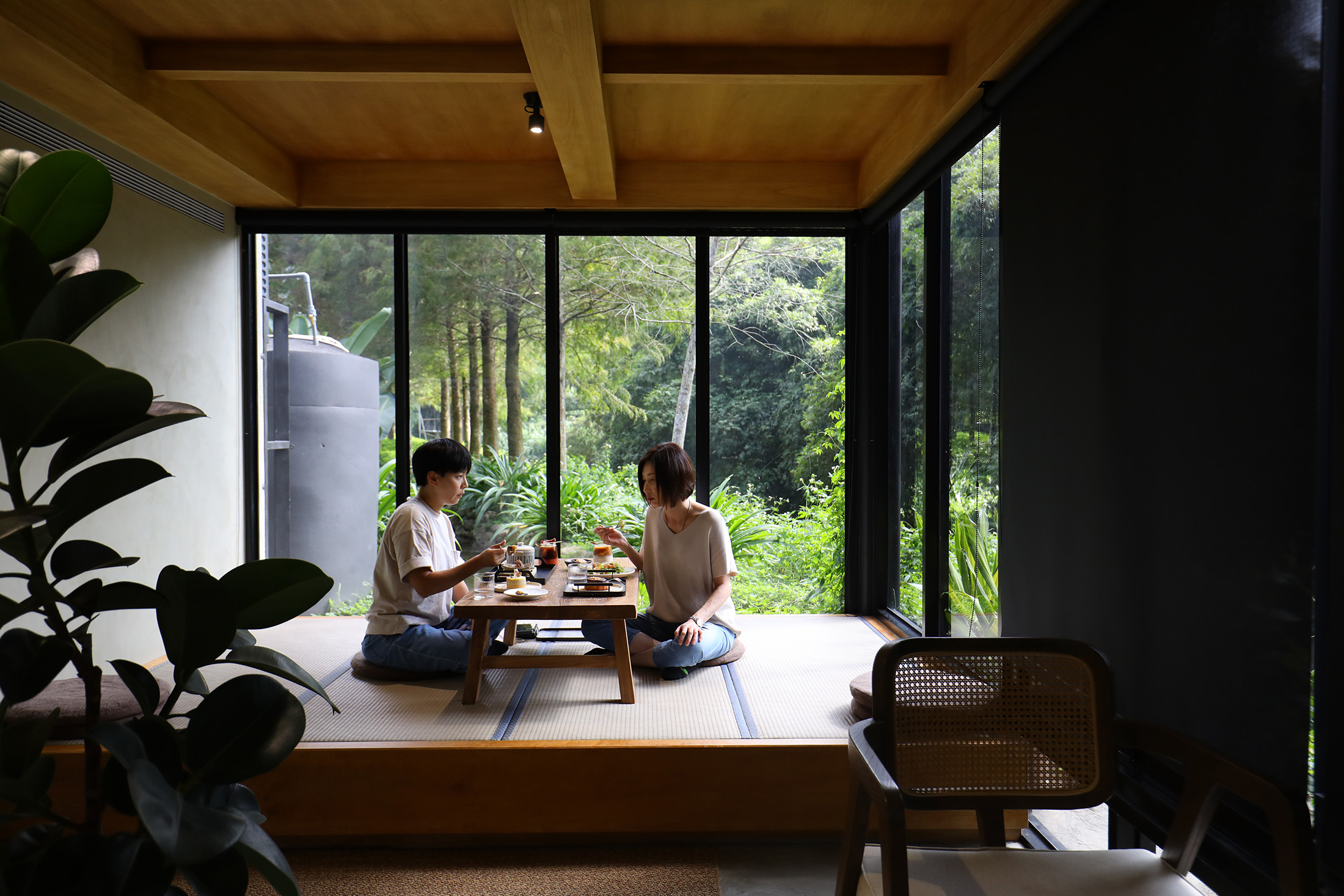 坐在南投日月潭邊的「山影人宅」裡品嘗蛋糕與輕食，看著窗外青蔥翠綠的綠蔭，實在很享受。