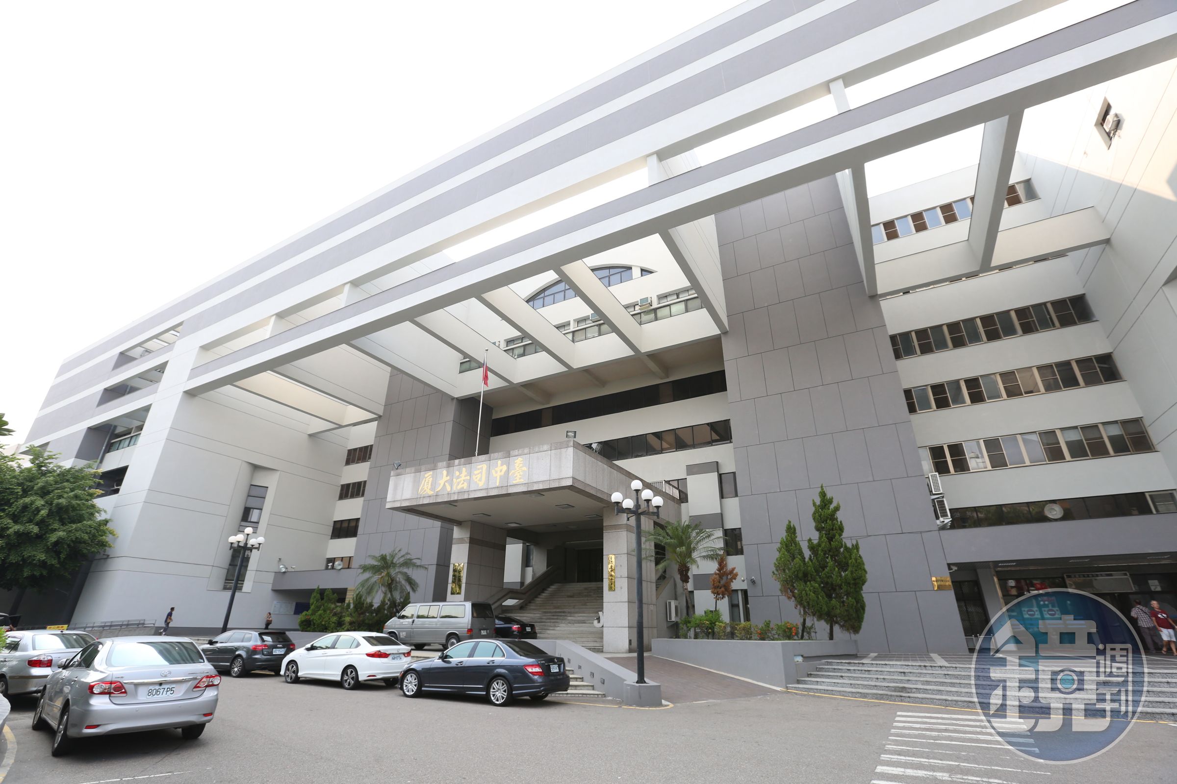台大法律畢業生喬裝女性騙取男性影像，並重製多達6918部，遭中檢起訴、建請法院從重量刑。（本刊資料照）