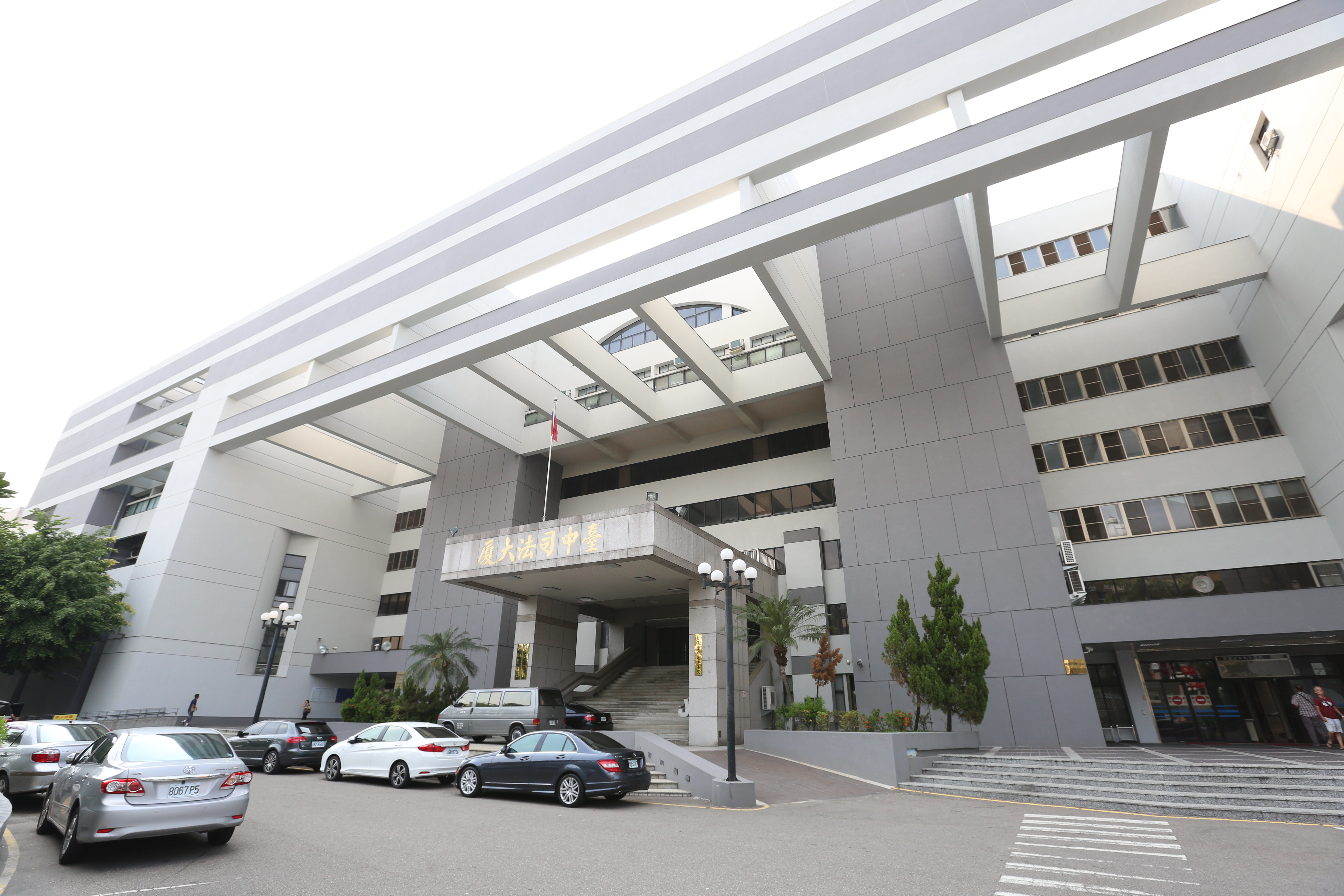 台大法律畢業生喬裝女性騙取男性影像，並重製多達6918部，遭中檢起訴、建請法院從重量刑。（本刊資料照）