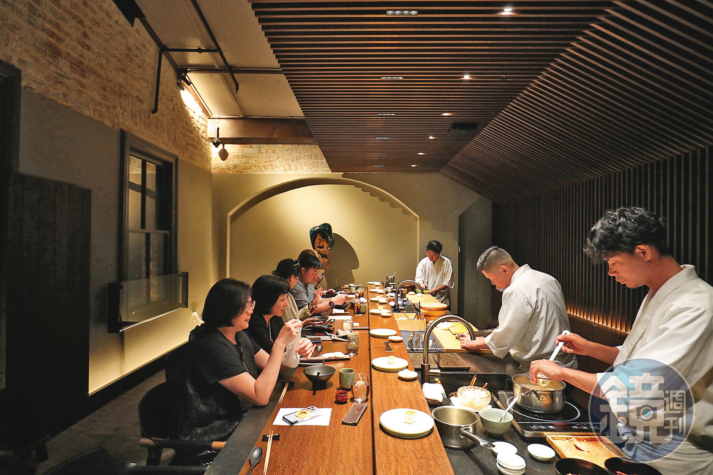 只在晚間營業，每個餐期僅能容納8席的「Omakase」，必須分兩輪用餐。