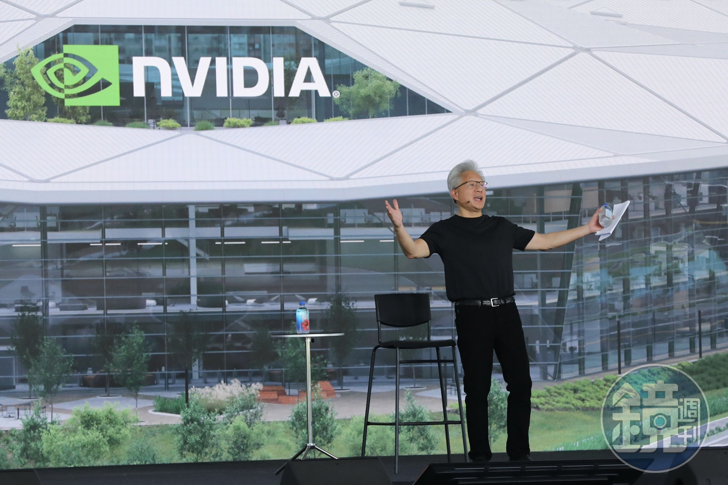 AI教父黃仁勳對於當前有些企業用AI縮減人力的作法感到不以為然,但也呼籲若要保持自己的競爭力,應學習如何使用AI。