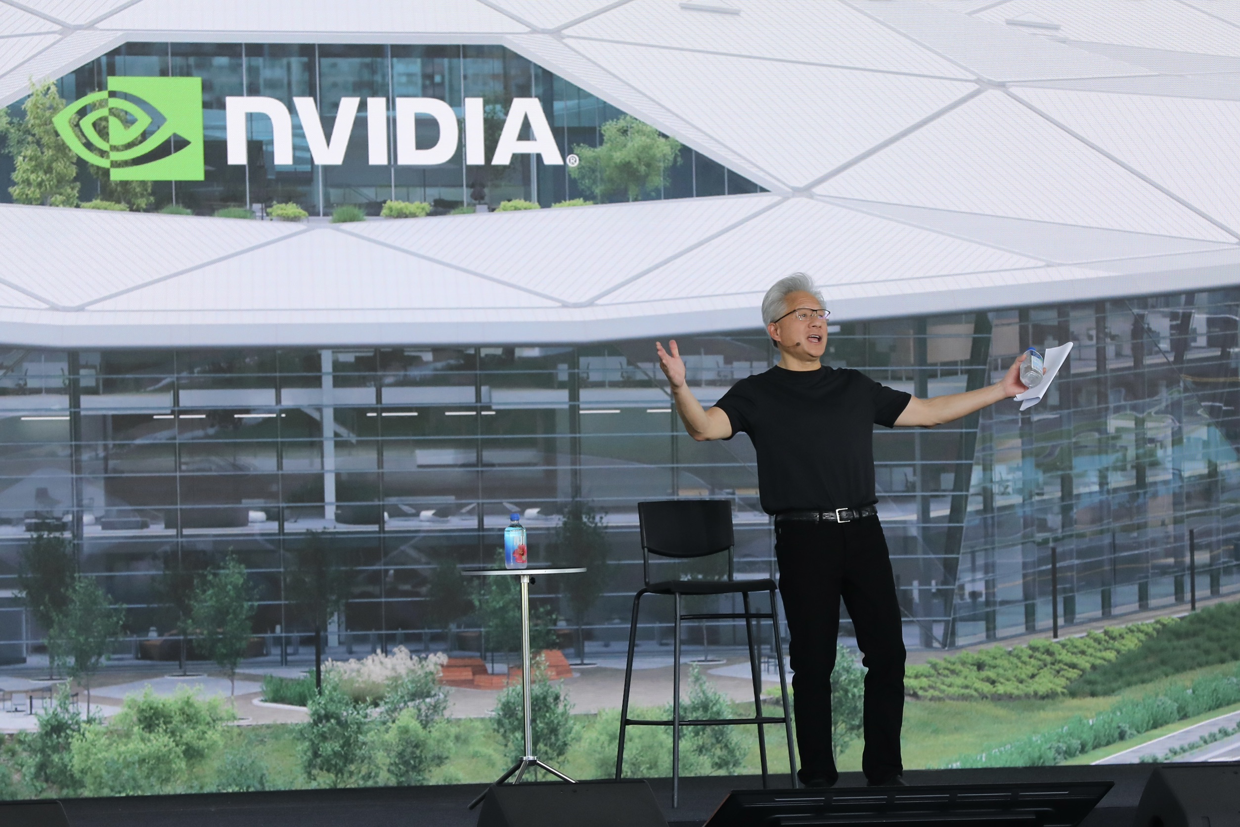 AI教父黃仁勳對於當前有些企業用AI縮減人力的作法感到不以為然,但也呼籲若要保持自己的競爭力,應學習如何使用AI。
