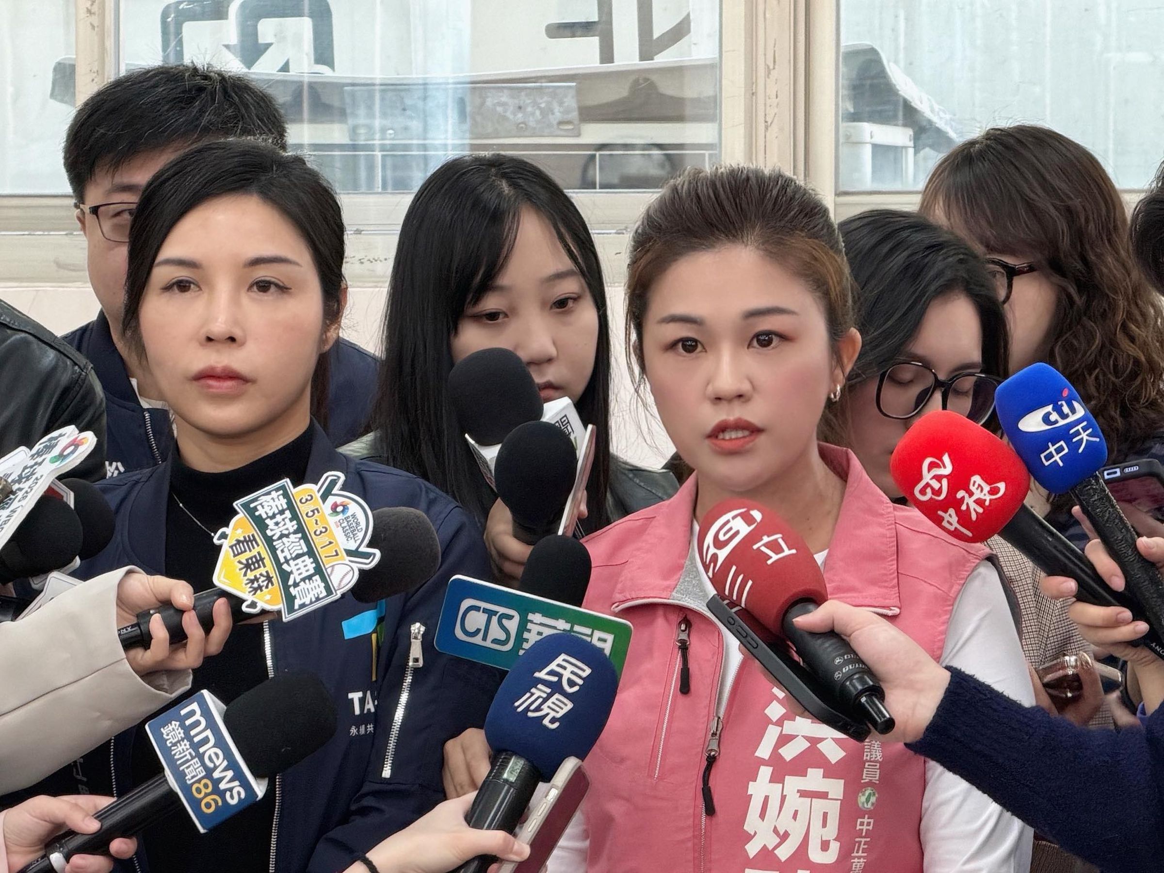 台北市萬華區華江里里長洪佳君（左）今在北市議員洪婉臻（右）陪同下召開記者會。（翻攝洪婉臻臉書）