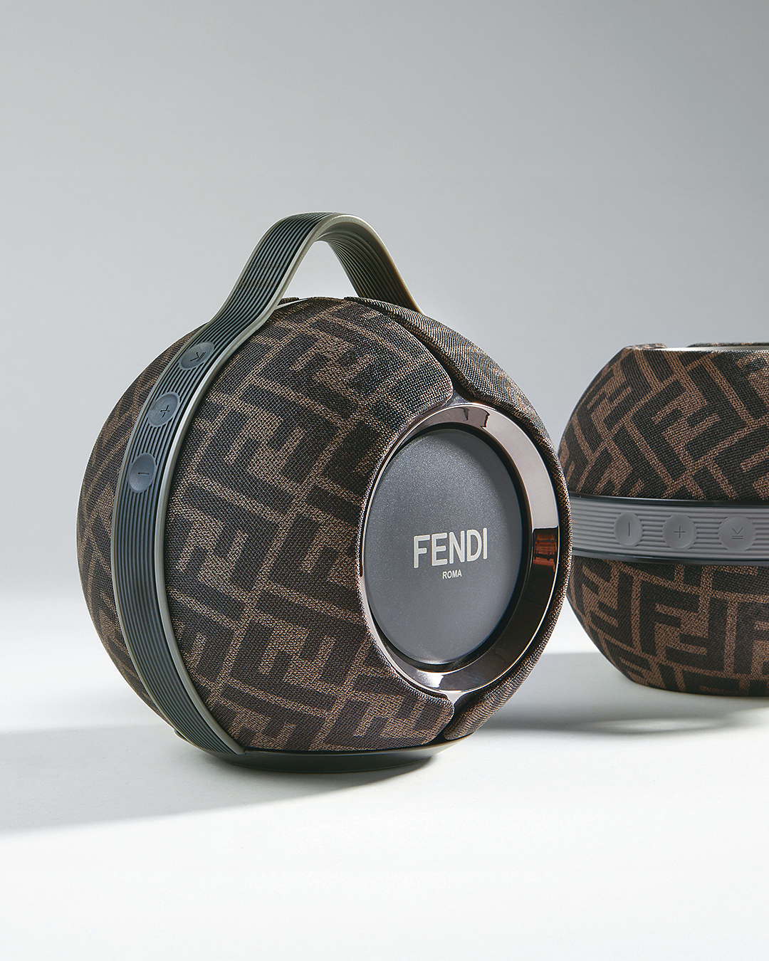FENDI x DEVIALET Mania便攜式音響。NT$ 97,800（FENDI提供）