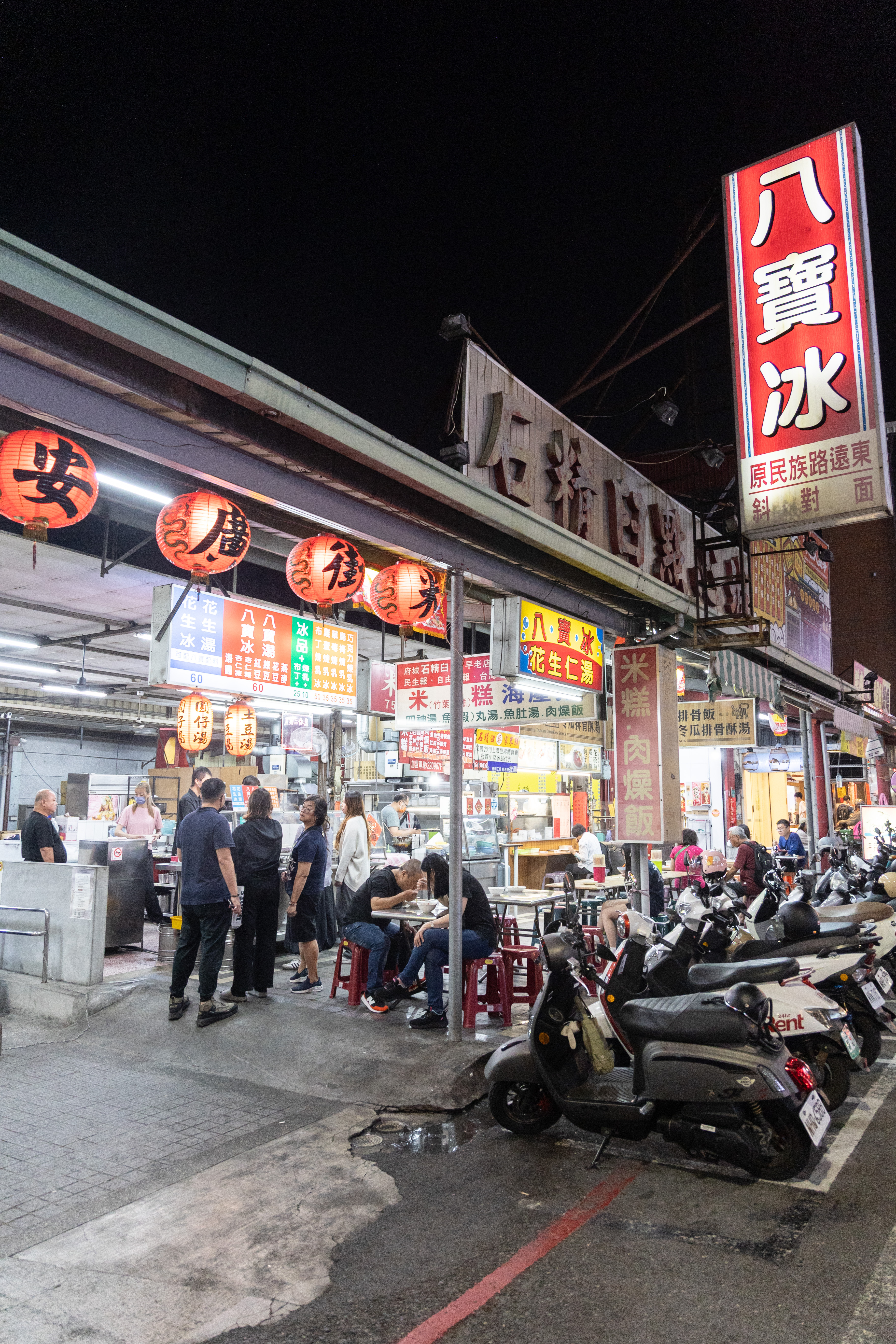 石精臼點心城裡最熱鬧的一攤就是「謝家八寶冰」。