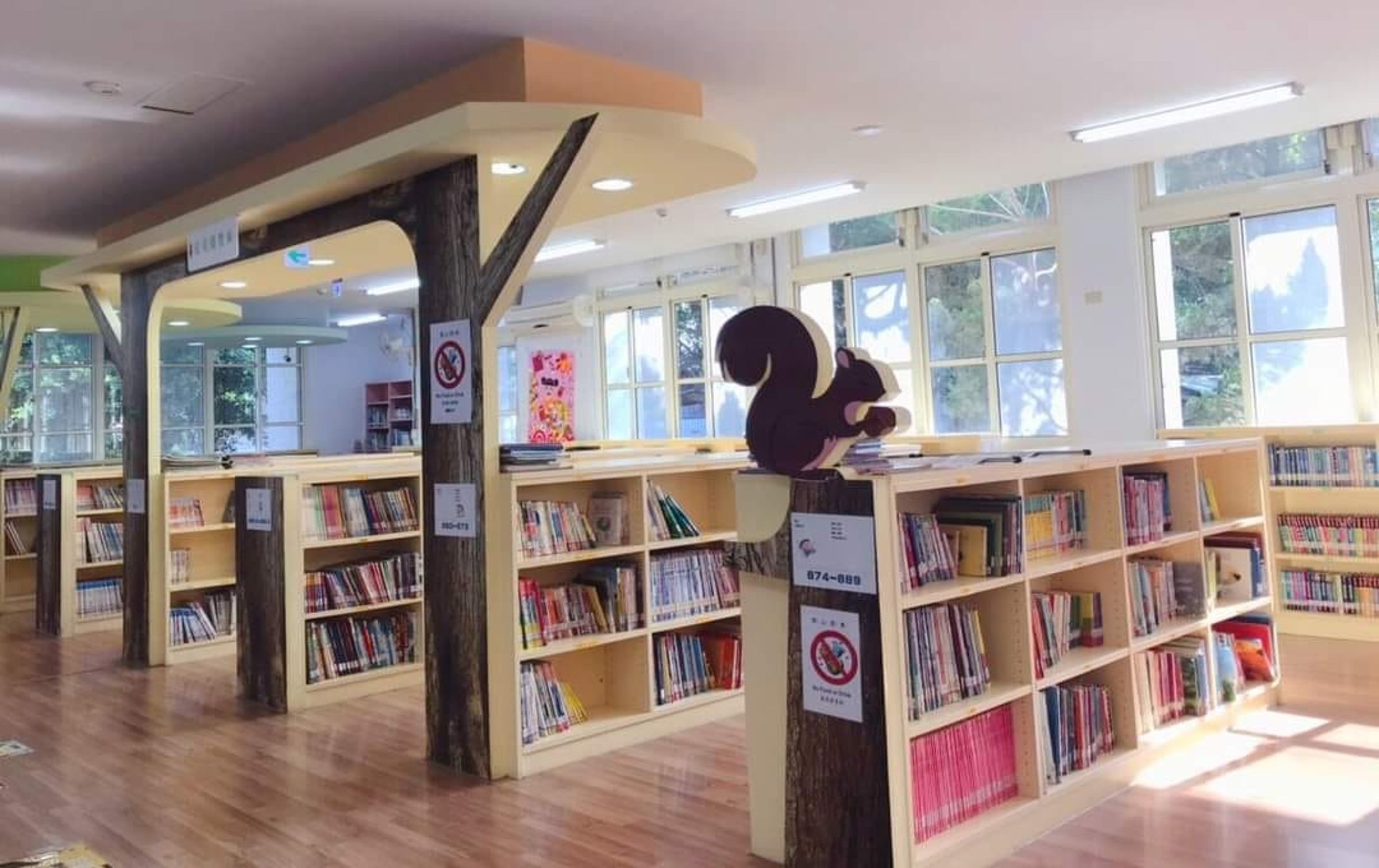 鹿港鎮立圖書館竟出現1名年輕男子強脫女童襪子的情況。(翻攝自臉書@鹿港鎮立圖書館)