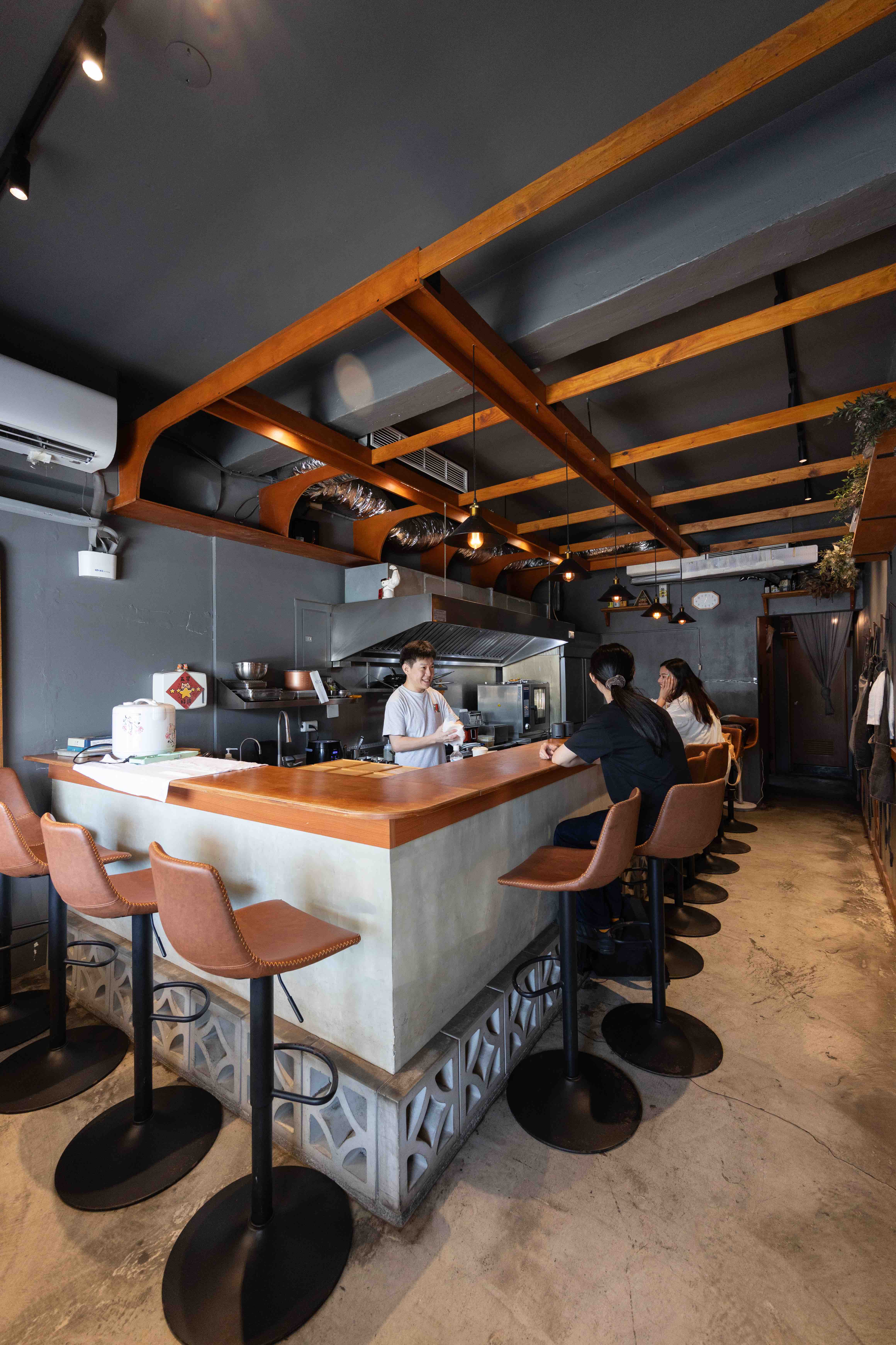 店內僅12個板前座位,客人能近距離欣賞料理過程,主廚呂政緯也會親自說菜,分享每道料理的巧思與故事。