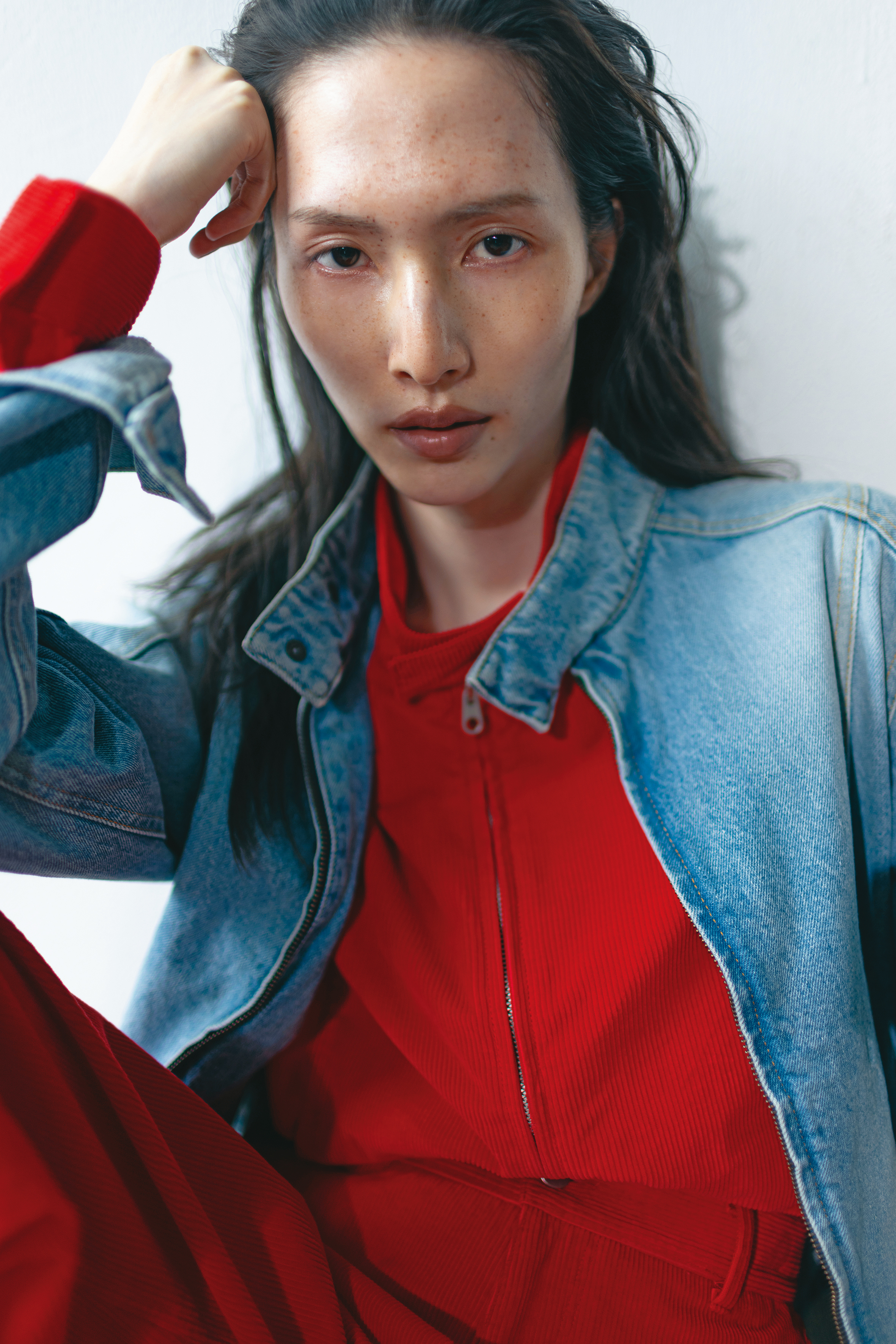 丹寧夾克 NT$27,900;紅色燈芯絨夾克 NT$27,500;紅色燈芯絨褲子 NT$19,500 all by peter wu。