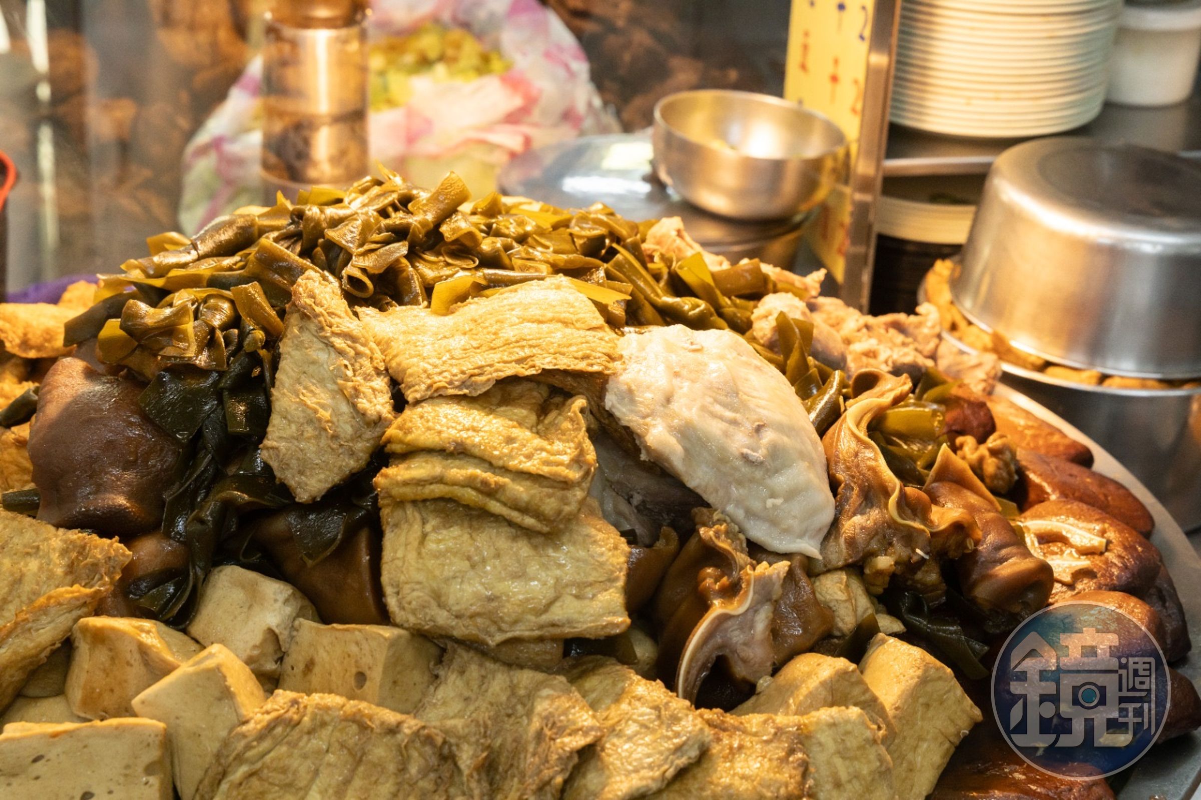 走進「智光乾拌麵」,最引人注目的是一座壯觀的滷味塔。(鄭祺耀攝)