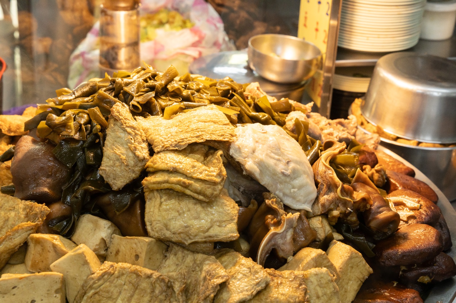 走進「智光乾拌麵」，最引人注目的是一座壯觀的滷味塔。（鄭祺耀攝）