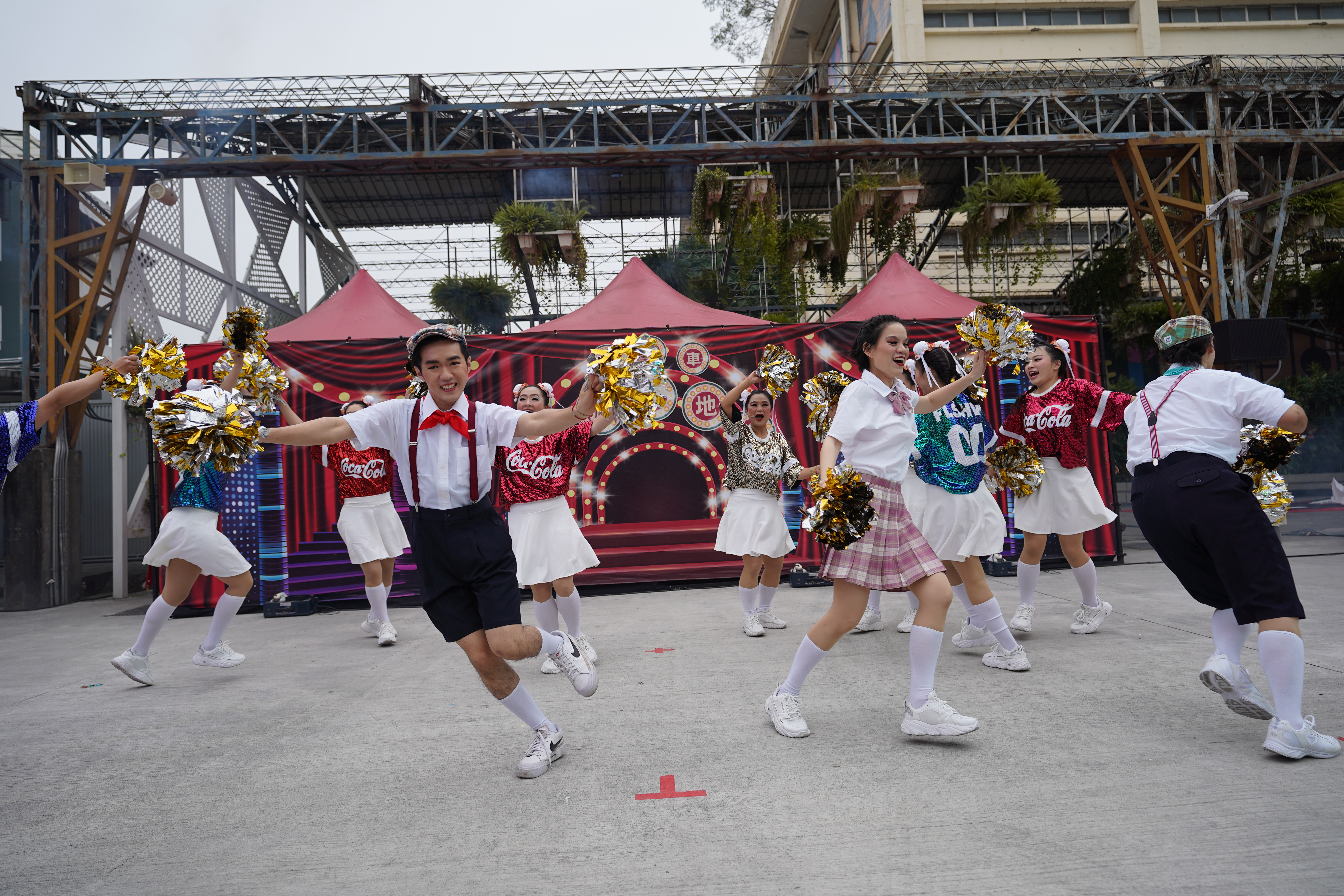 紙風車《屏東大小事》由劇團在地培訓人才出演，首次在戶外以不搭台的方式進行演出。（紙風車文教基金會提供）