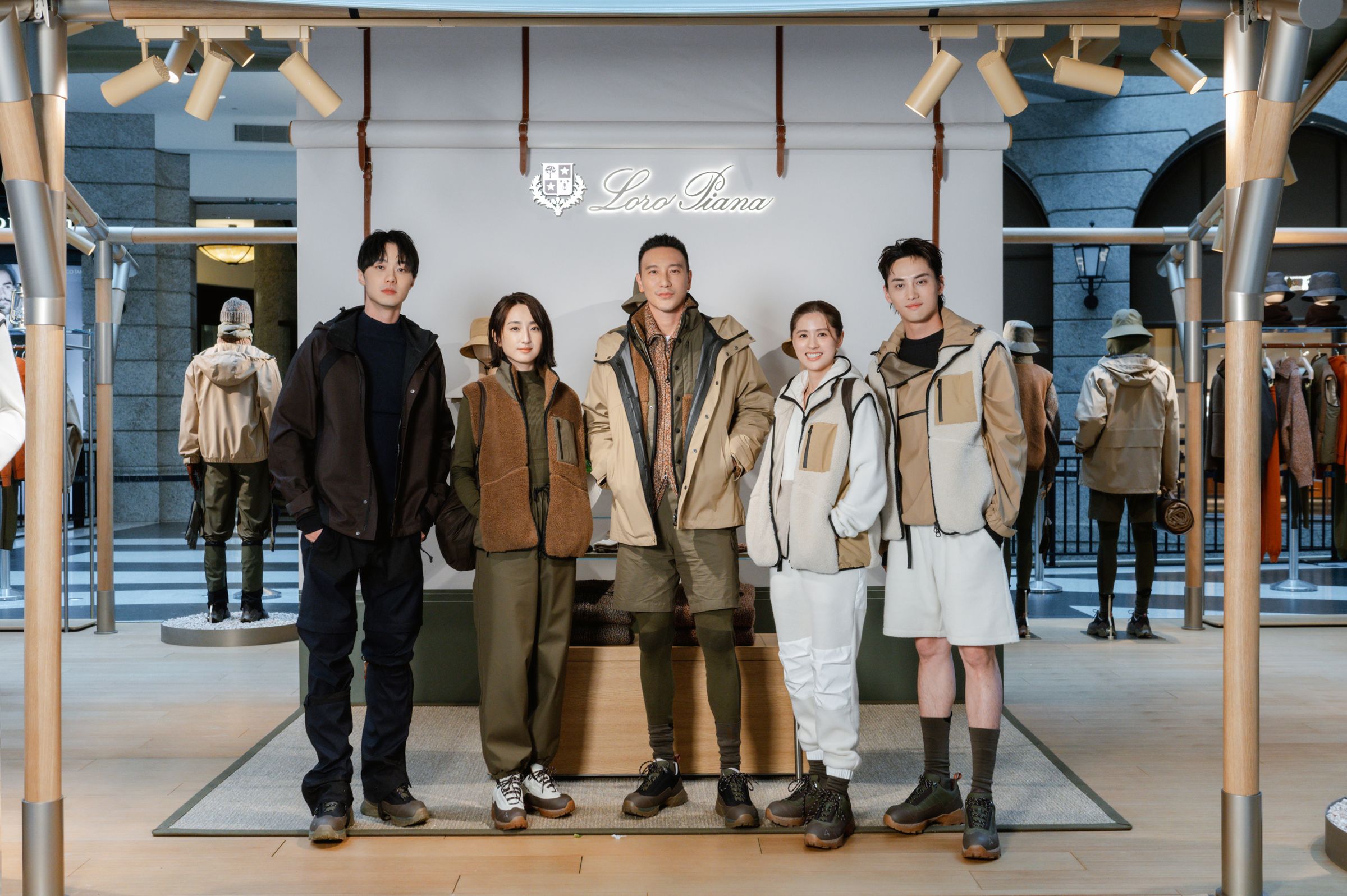 (左起)施柏宇、柯佳嬿、王陽明、林予晞與范少勳出席Loro Piana「Into The Wild」膠囊系列期間限定店開幕活動。(Loro Piana提供)