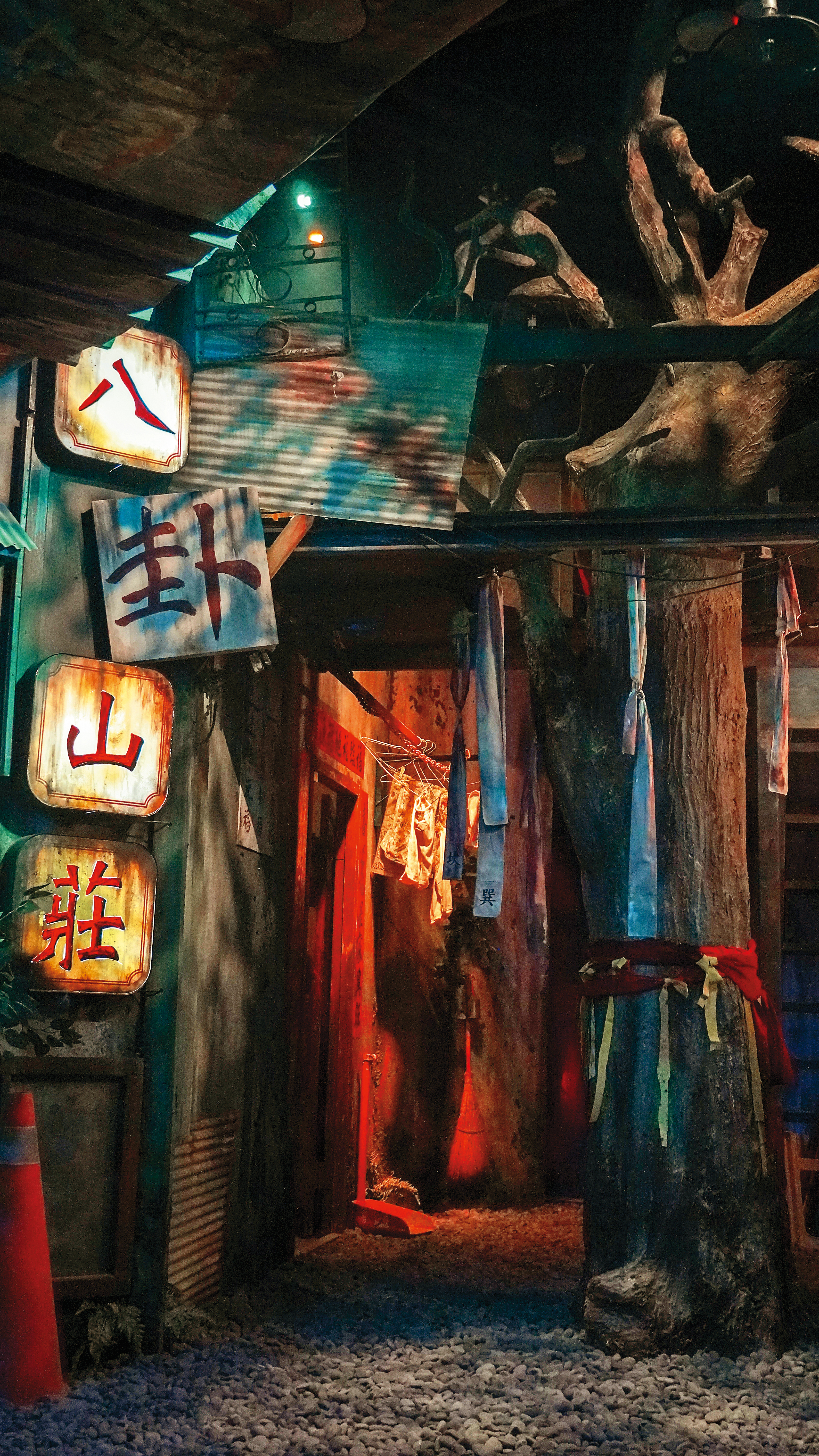 《愿 紅衣小女孩》與沉浸式劇場密室逃脫《卦》合作宣傳。圖為《卦》的主場景「八卦山莊」。(艾肯娛樂提供)
