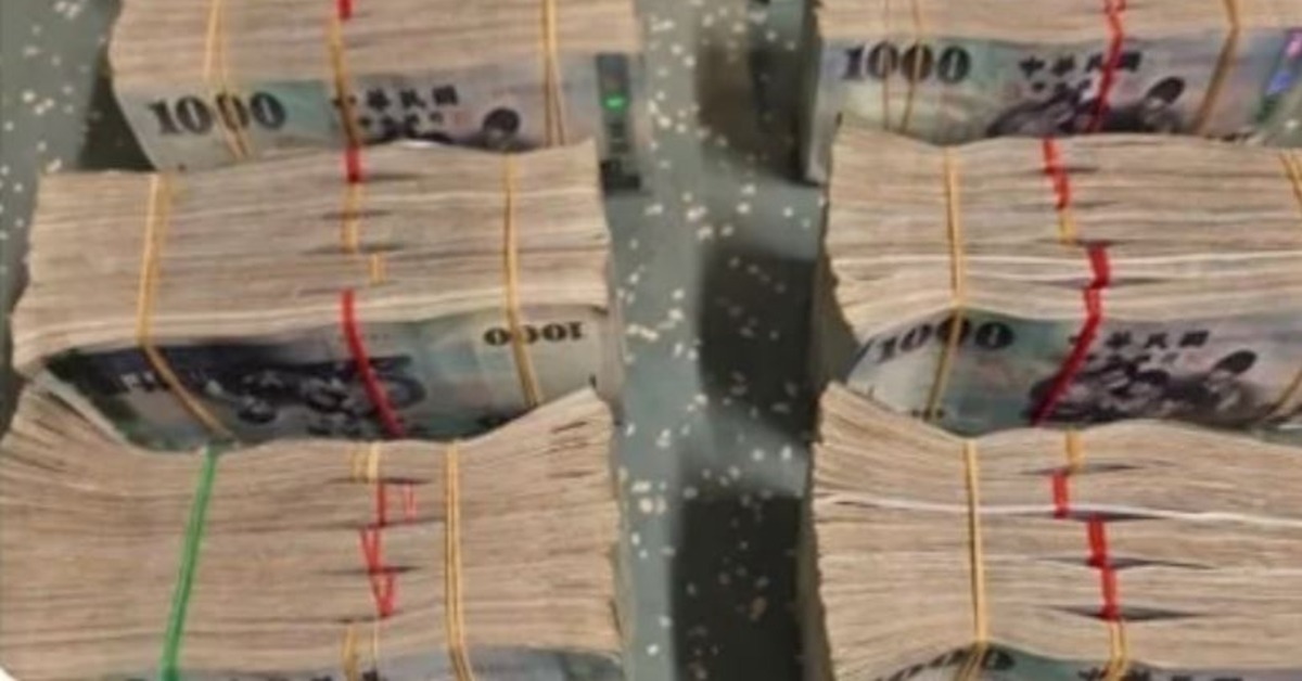 越南籍胡姓男子搭乘台鐵區間車，不慎遺落裝約400萬元現金的提袋。（翻攝自臉書@湯瑪士的日常 ）