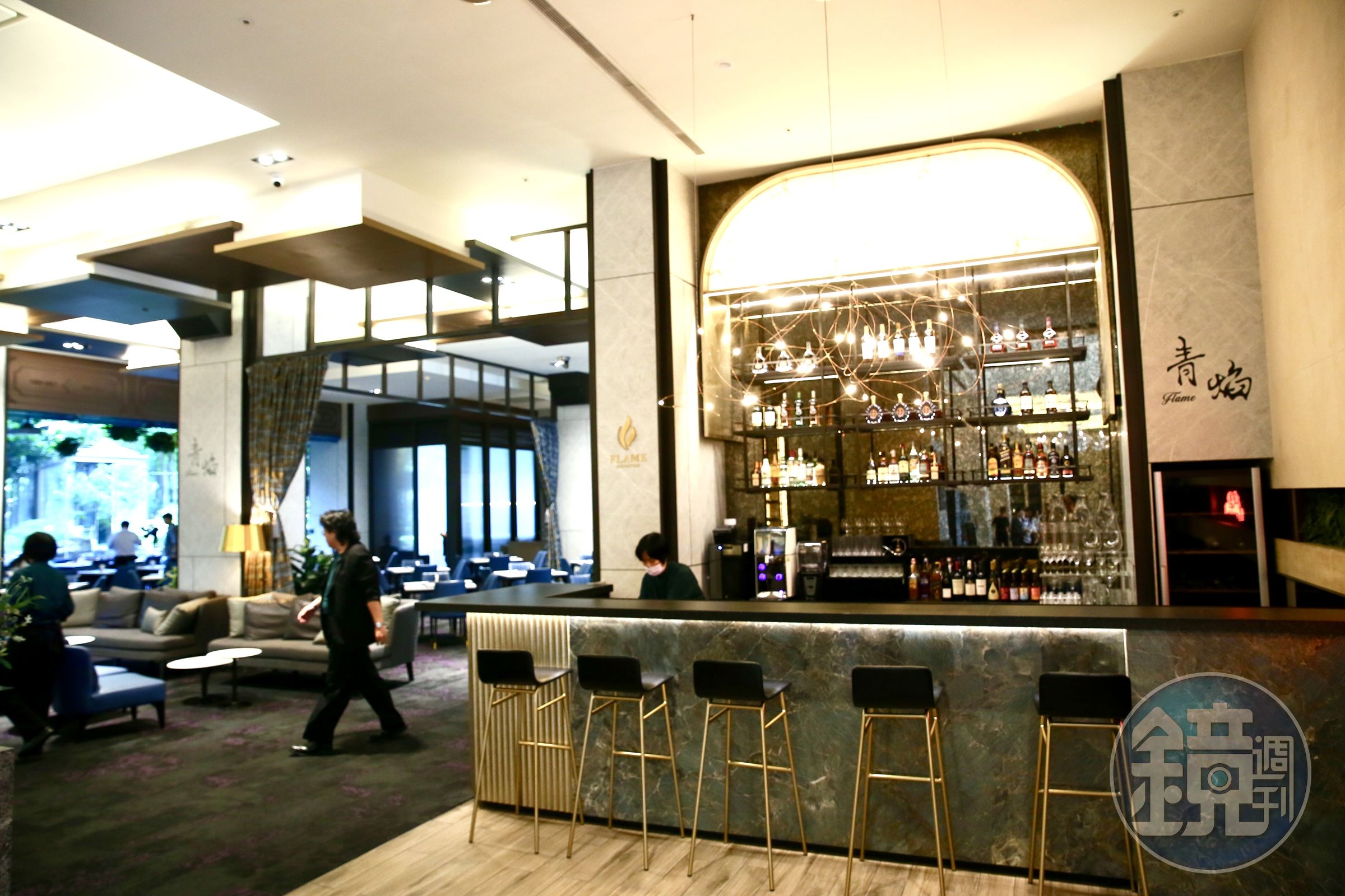 青焰同時附設「JIU BAR」酒吧區，提供十多種紅白酒、台灣精釀啤酒、與多種經典調酒。