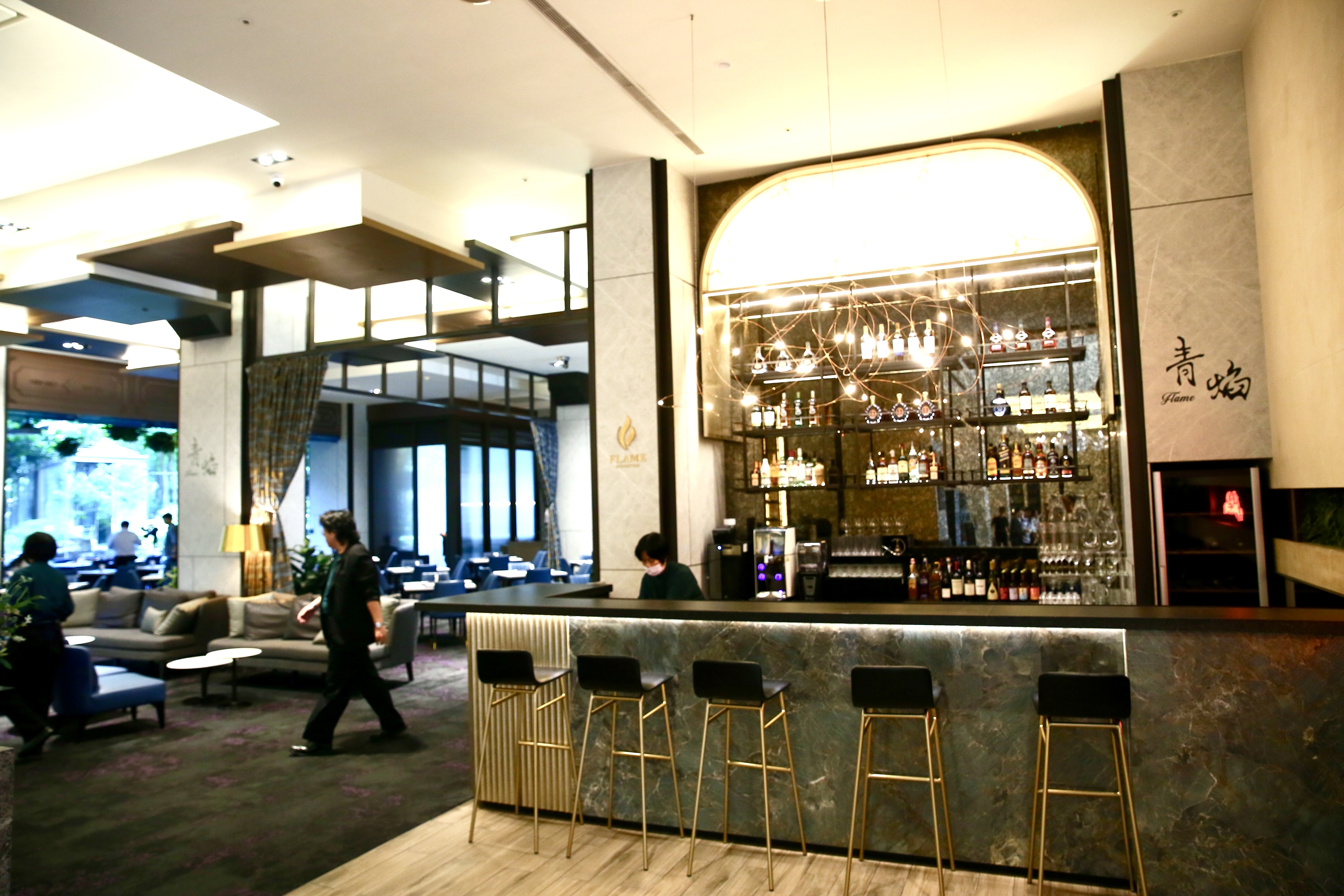 青焰同時附設「JIU BAR」酒吧區，提供十多種紅白酒、台灣精釀啤酒、與多種經典調酒。