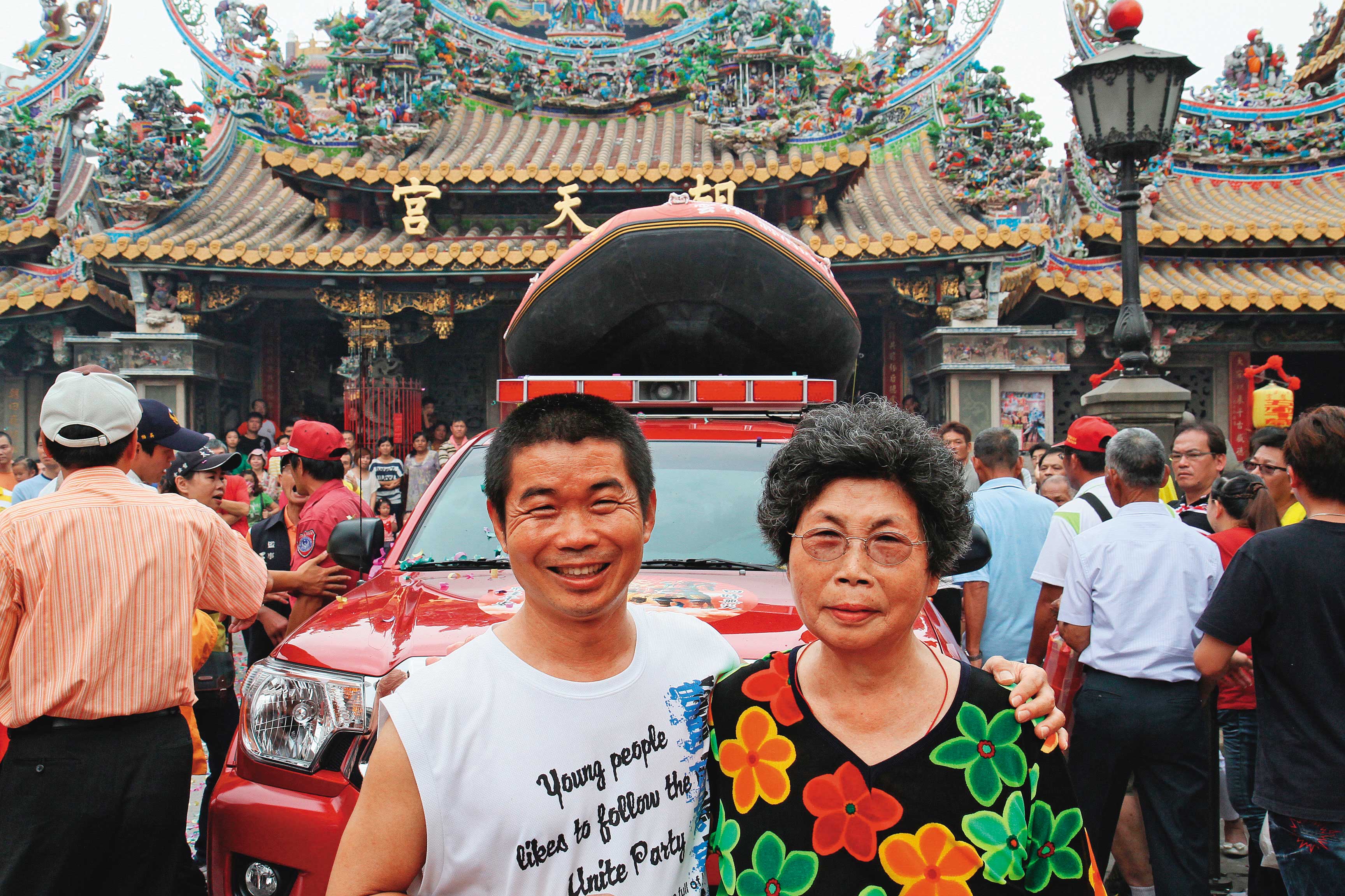 母親葉陳梅香（右）靠賣麵線糊，獨立撫養葉成豐（左）姐弟長大。（葉成豐提供）