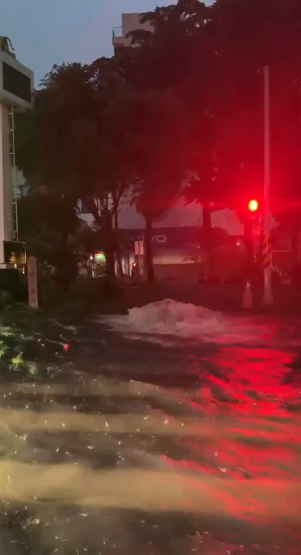 小西門馬路出現小噴泉。(翻攝記者爆料網)