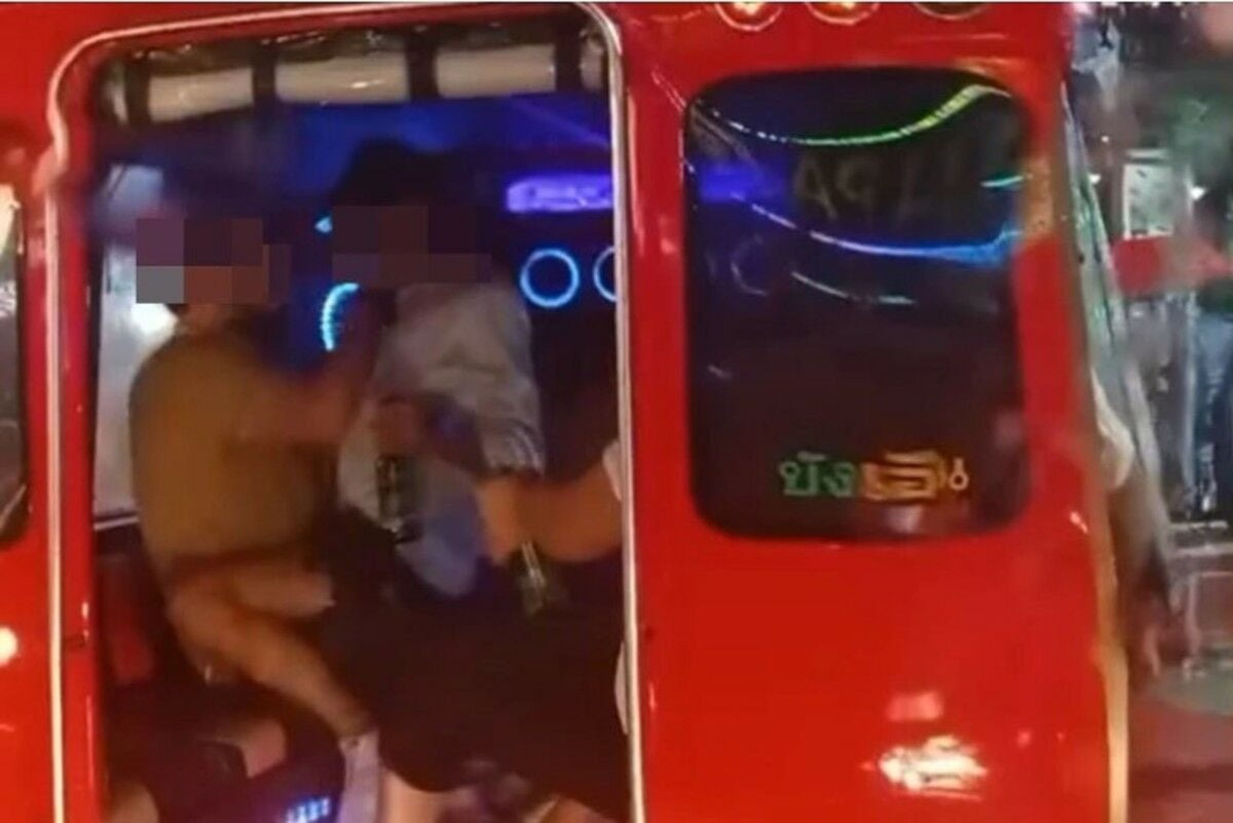 由於嘟嘟車沒有完全關門，因此車內的一舉一動，大家都看的見。（翻自《泰國頭條新聞》）