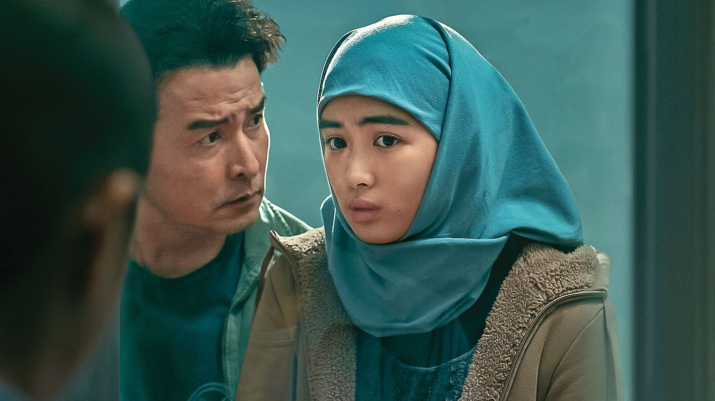 雷嘉汭在《八尺門的辯護人》扮演印尼籍看護莉娜(右),恰好與李銘順飾演的佟寶駒(左),呈現強烈的落差。(鏡文學提供)