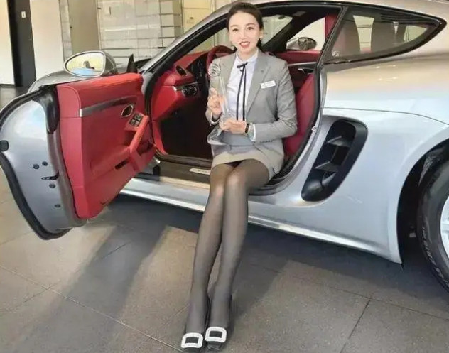 Molly一年賣出170輛保時捷，年收入高達7百多萬新台幣。（翻攝微博）