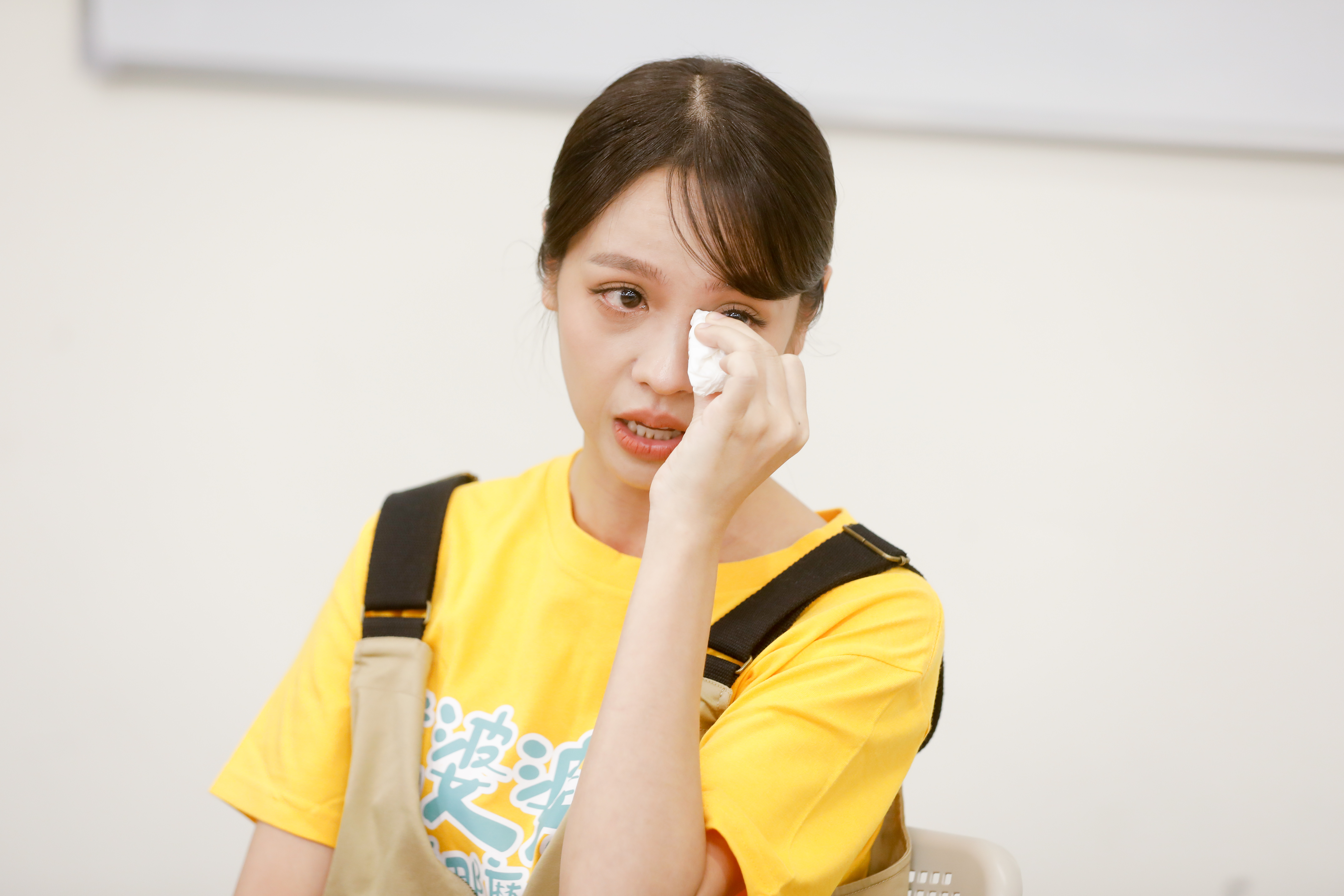 黃姵嘉提到父親過世忍不住哽咽。