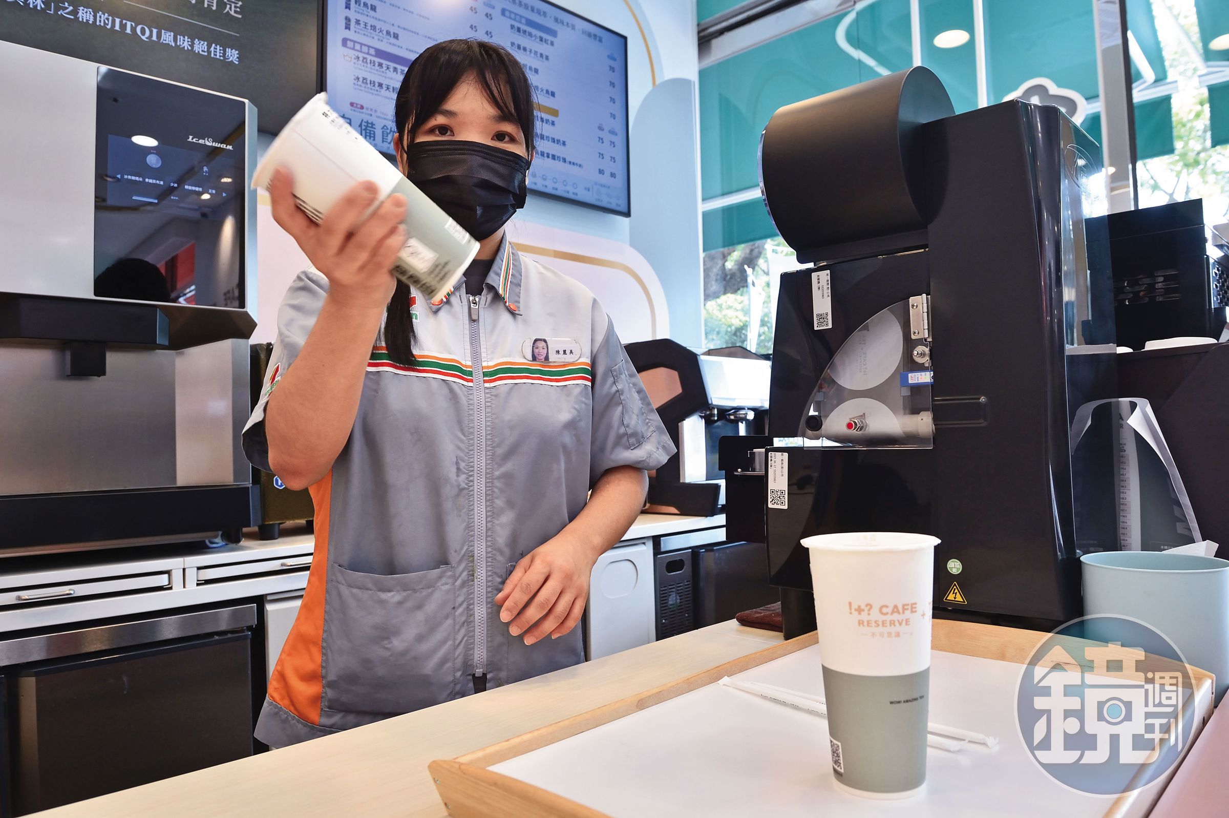 統一手搖茶飲店的工作人員,身穿經典的小七配色制服。