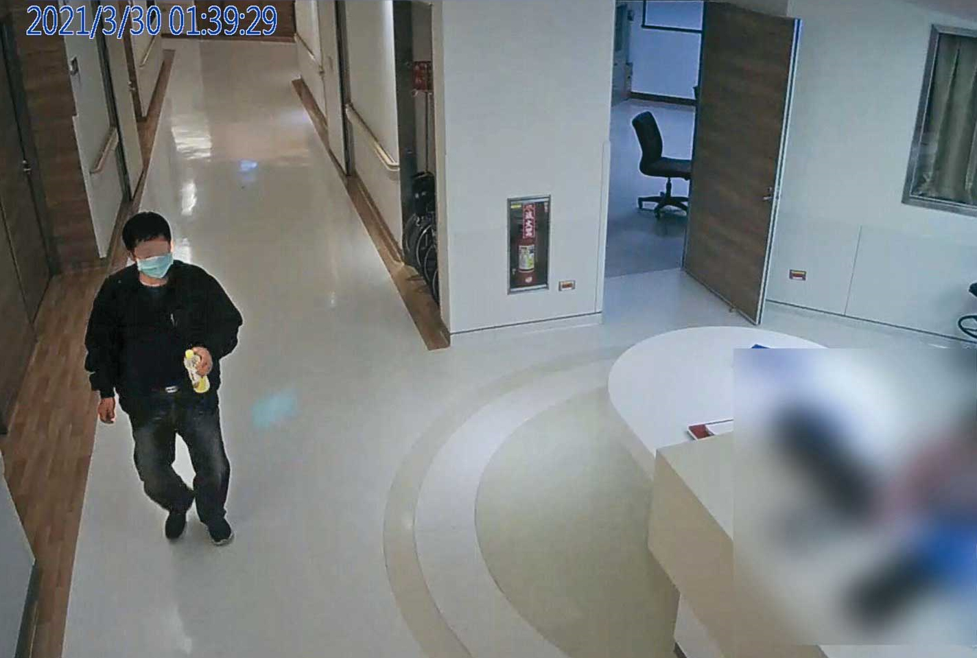 監視器拍下張男密集進出恢復室，手上還拿著塑膠瓶（紅圈處）。（翻攝畫面）