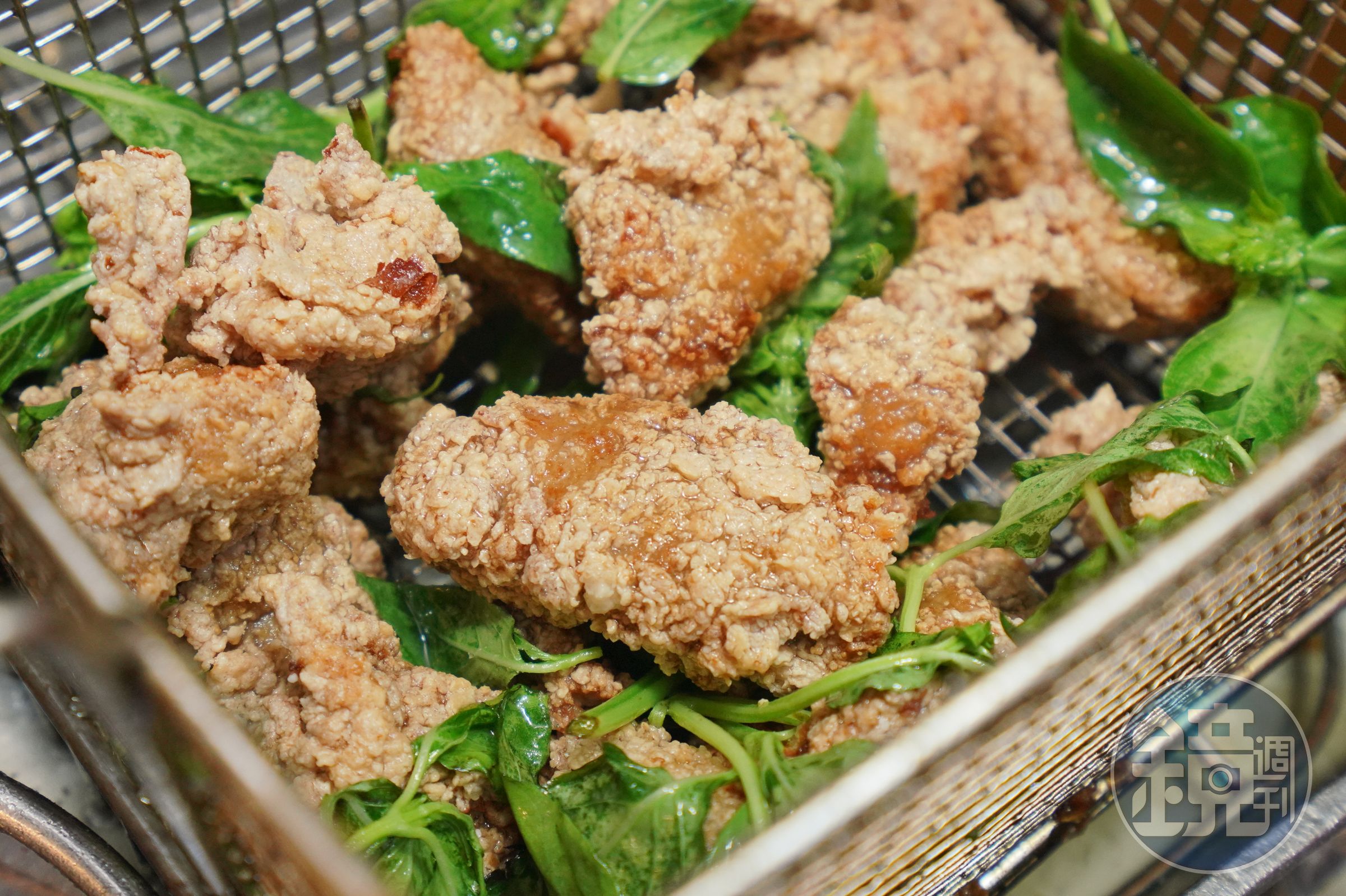 無骨鹽酥雞,每塊大小一致,炸到外酥內嫩。