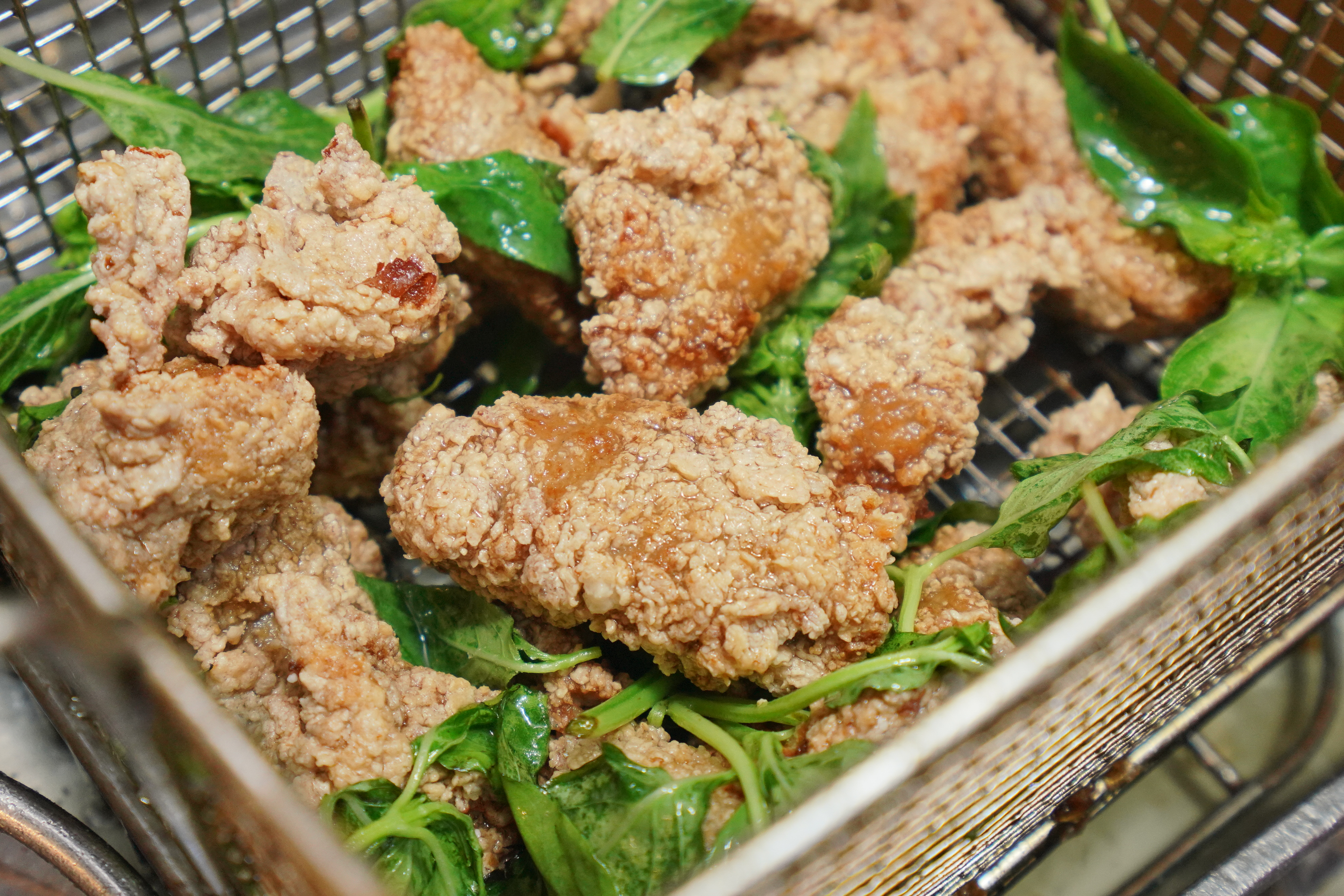 無骨鹽酥雞，每塊大小一致，炸到外酥內嫩。