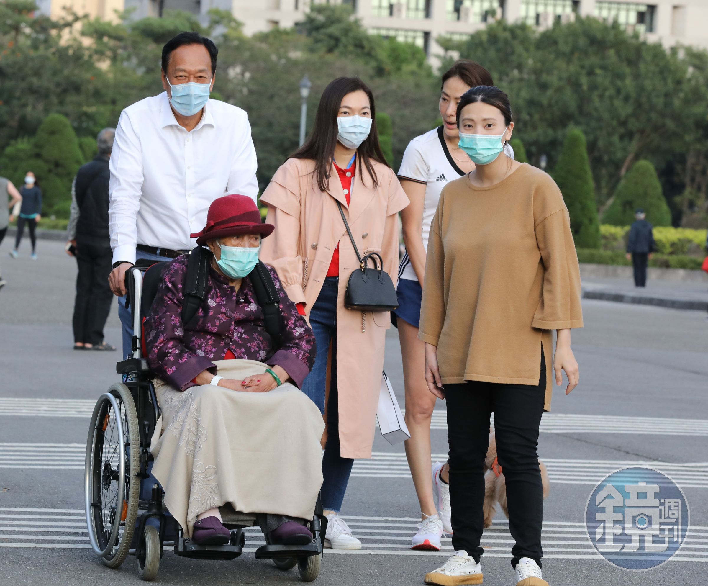 郭台銘與曾馨瑩陪郭媽媽到國父紀念館散步,一路細心照料長輩。