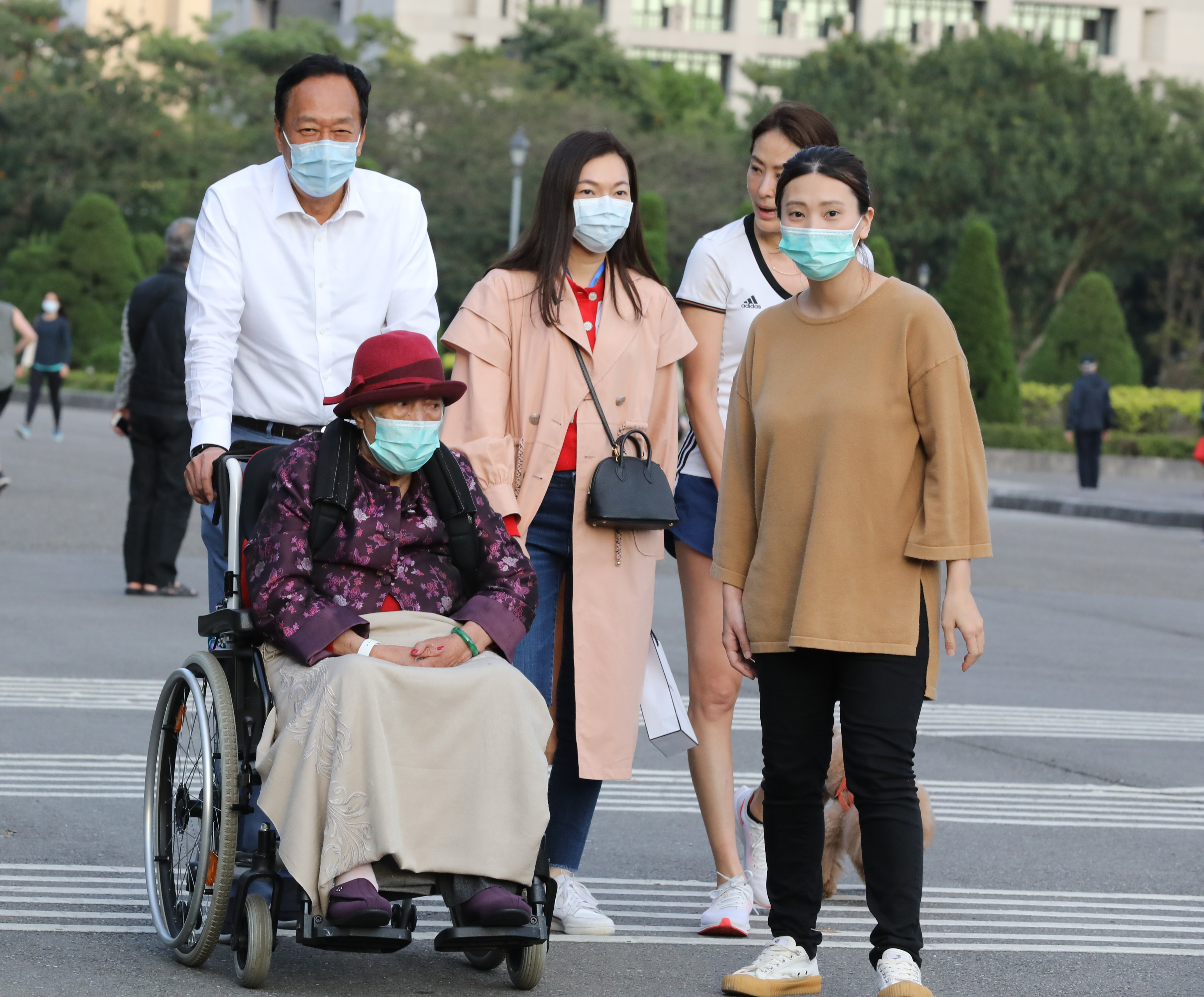 郭台銘與曾馨瑩陪郭媽媽到國父紀念館散步,一路細心照料長輩。