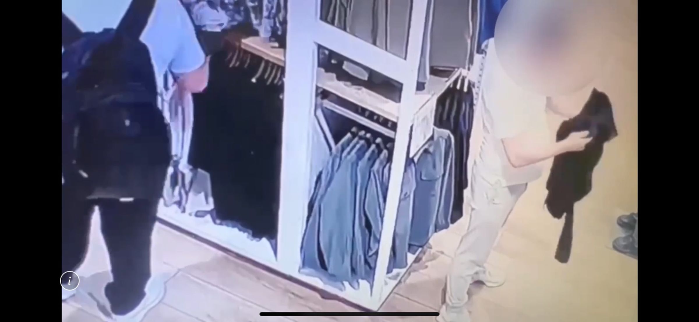 黃男趁店員不注意將標籤拆掉。（翻攝畫面）