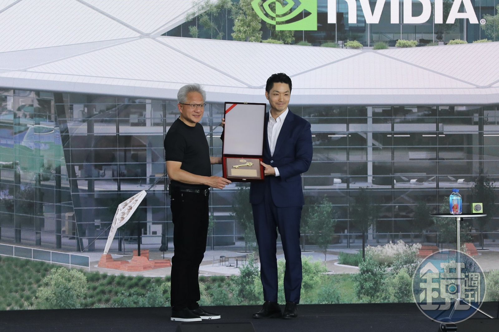 蔣萬安送上「台北市市鑰」!黃仁勳笑問「門在哪?」 嗨喊:可以打開任何盒子