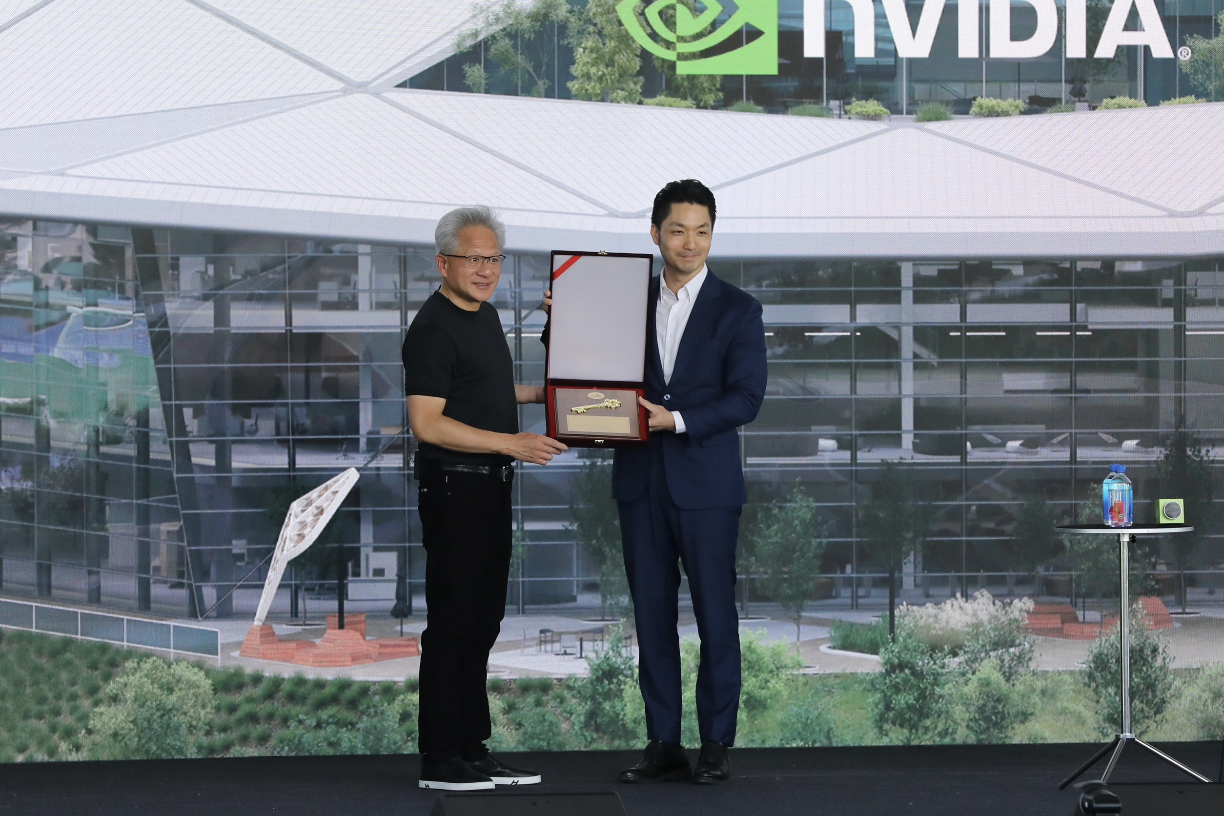 蔣萬安送給黃仁勳「台北市市鑰」。