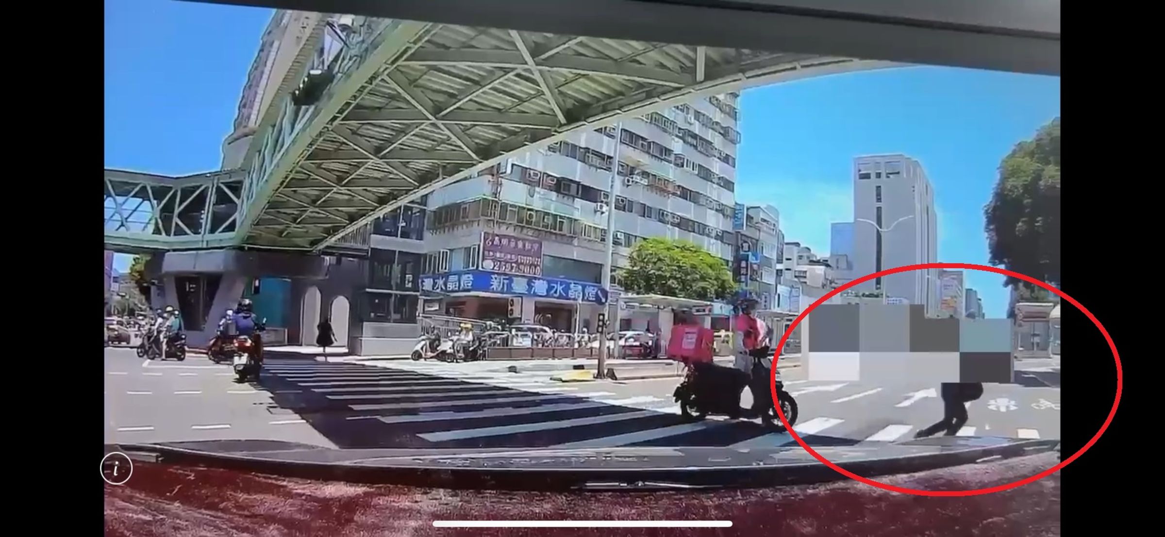 警消獲報後將李女救出,但她已無生命跡象,經送醫仍宣告不治。(翻攝畫面)