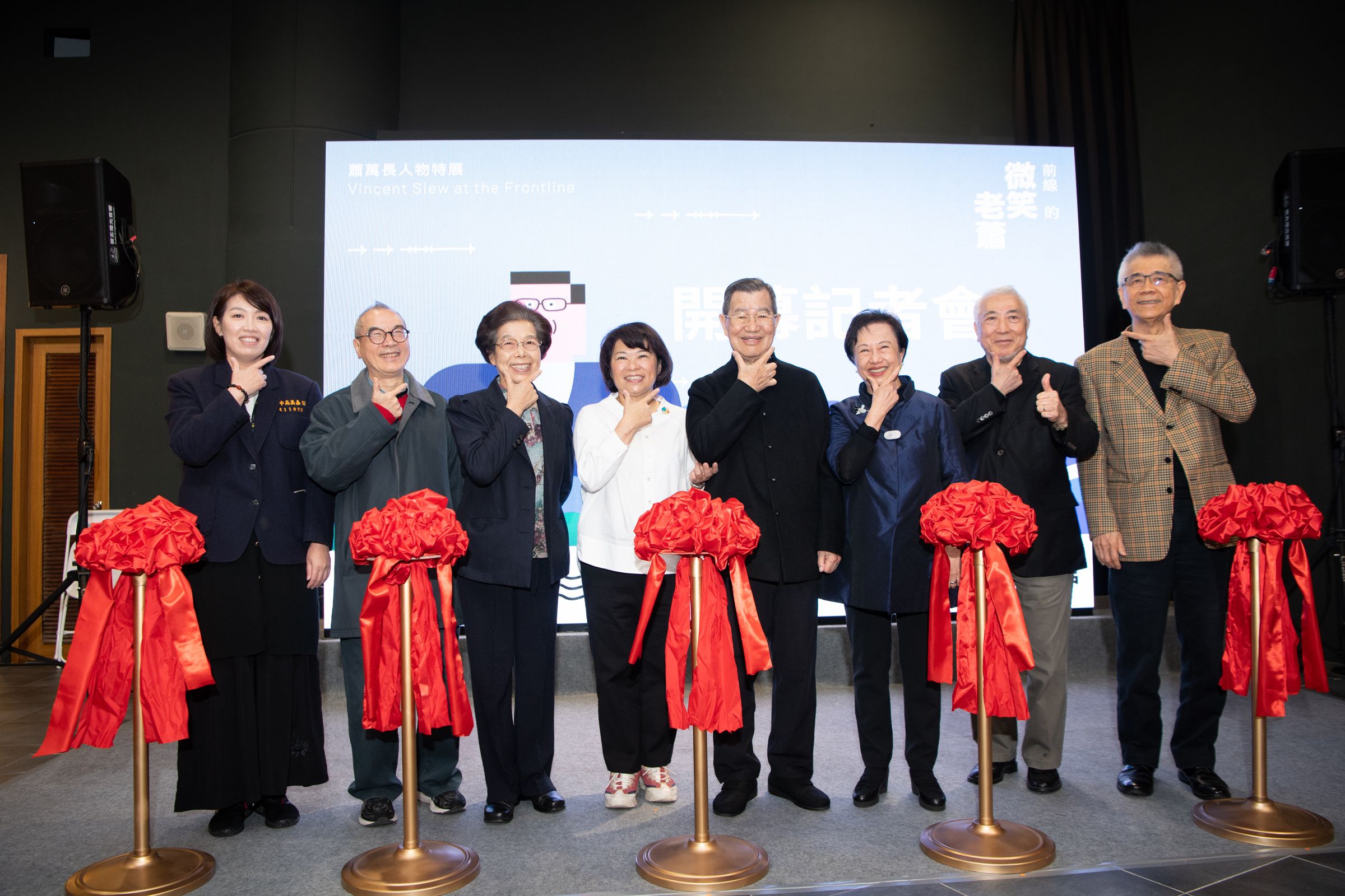 蕭萬長夫婦與貴賓合影。(嘉義市政府提供)