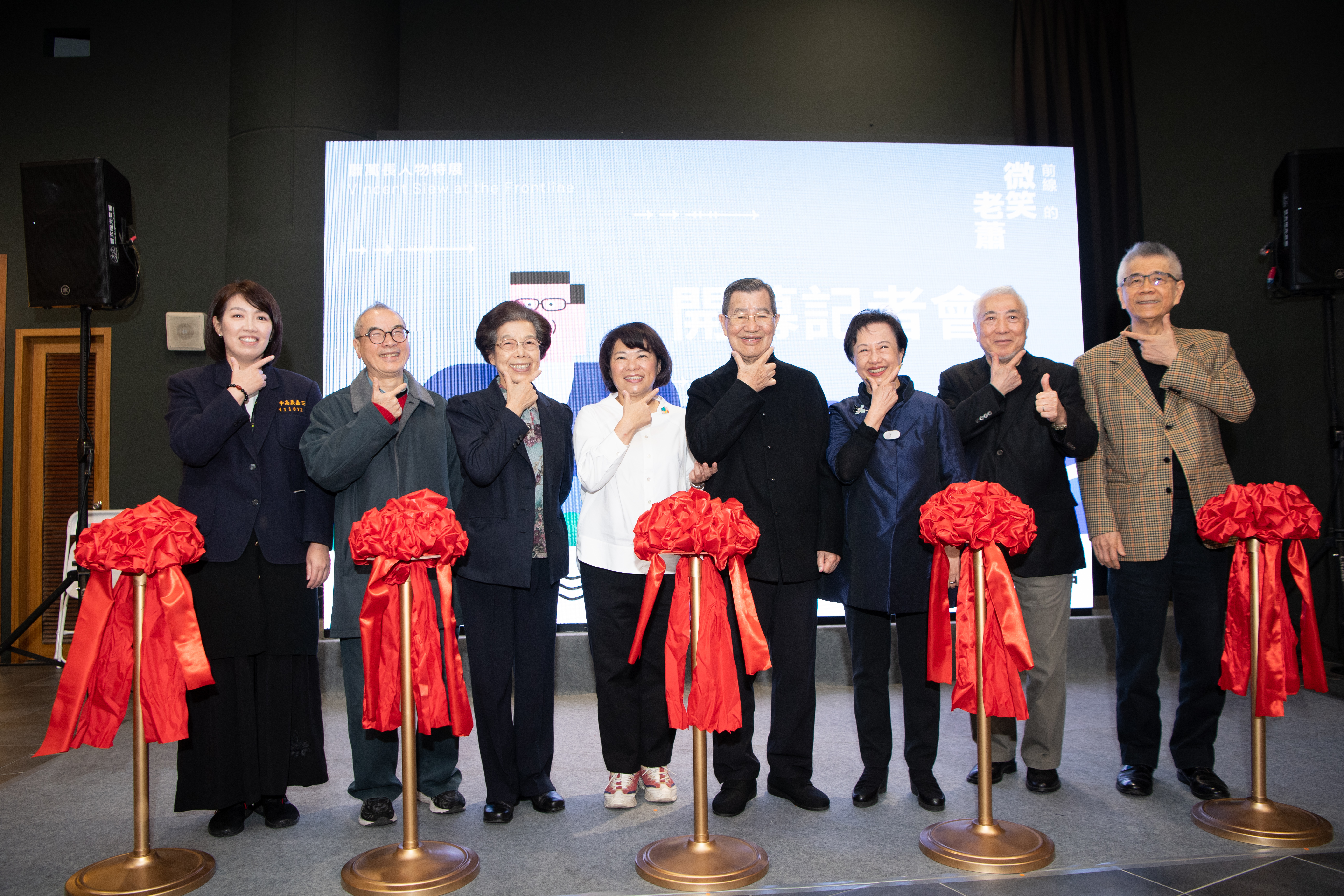 蕭萬長夫婦與貴賓合影。（嘉義市政府提供）