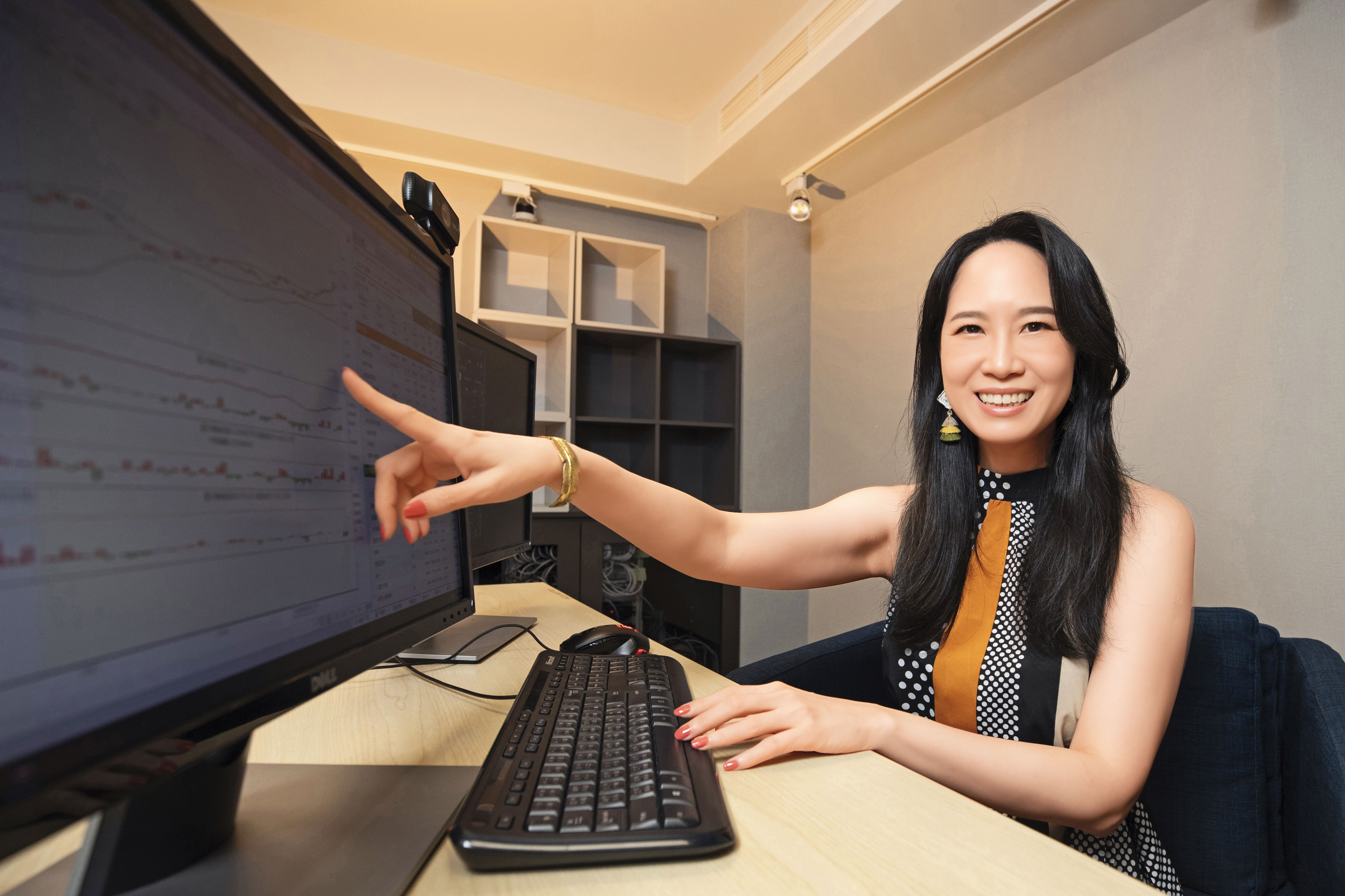 行銷設計出身的莎拉，鑽研技術分析，終於擺脫韭菜命運。